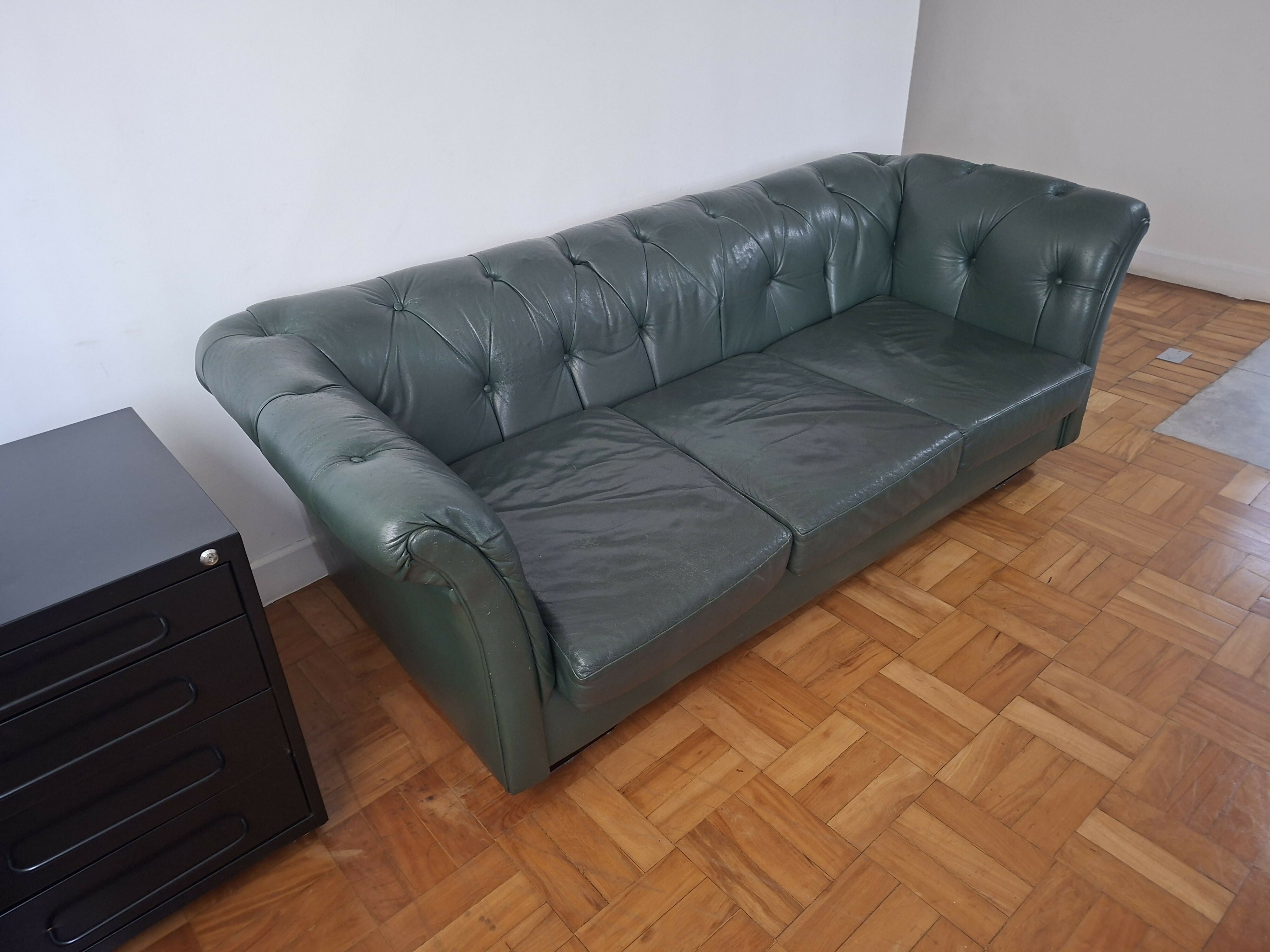 SOFÁ CHESTERFIELD | MADEIRA MACIÇA | ANOS 70 - COURO VERDE