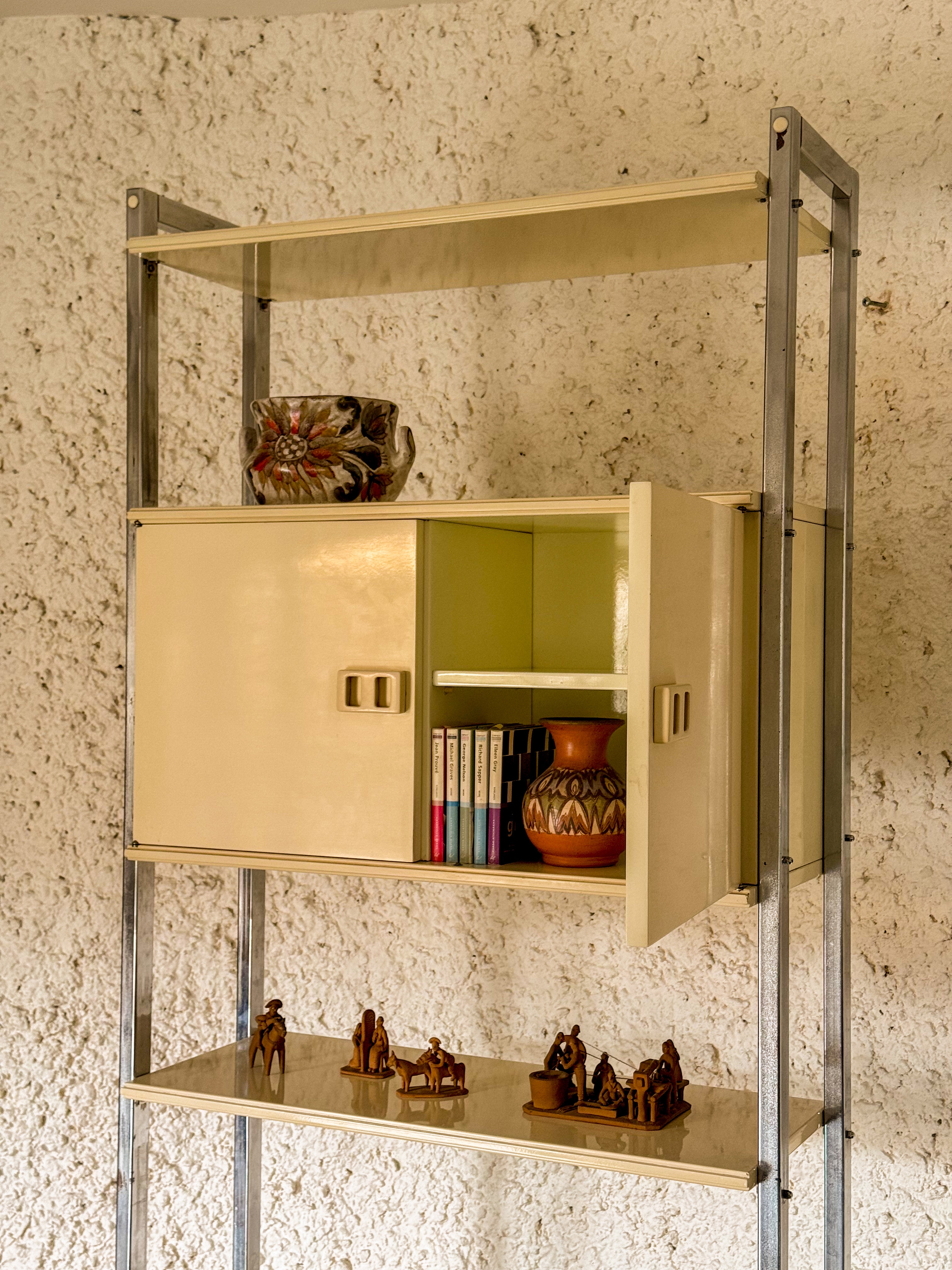 Estante modular Novo Rumo com estrutura metálica e nichos com pintura em laca branca 