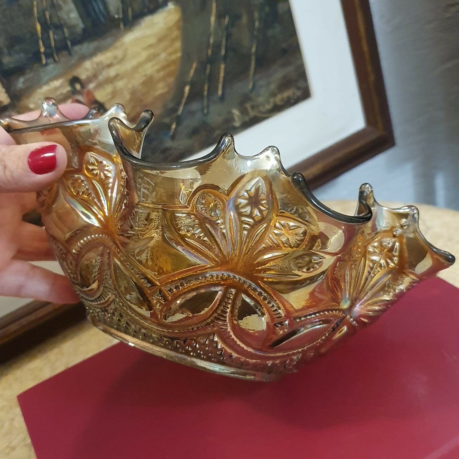 Incrível e antigo centro de mesa em Carnival Glass com maravilhosa ornamentação.