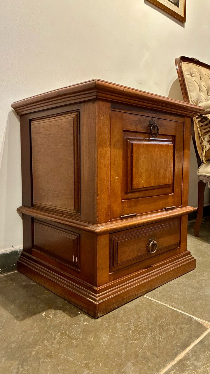 Mesa de Cabeceira em Madeira com Porta e Gaveta