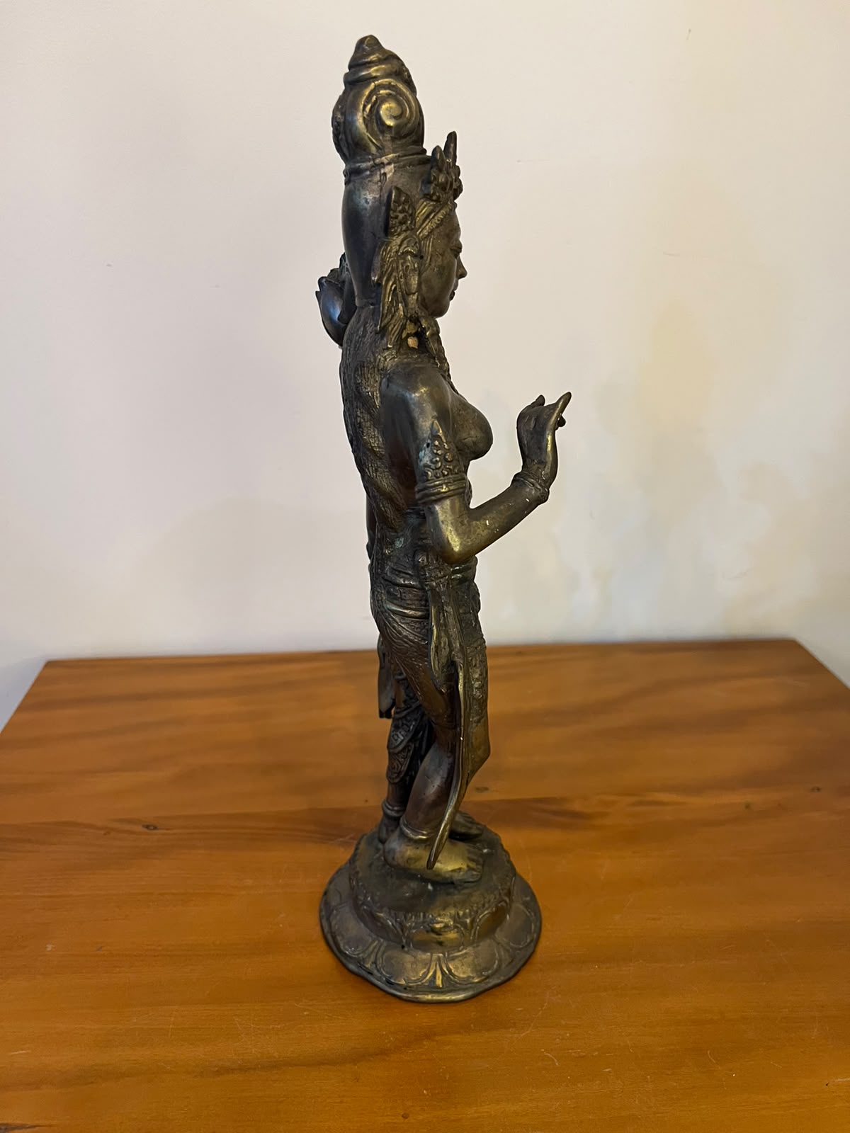 Escultura Oriental Em Metal – Divindade Feminina Com Flor De Lótus | 35 Cm