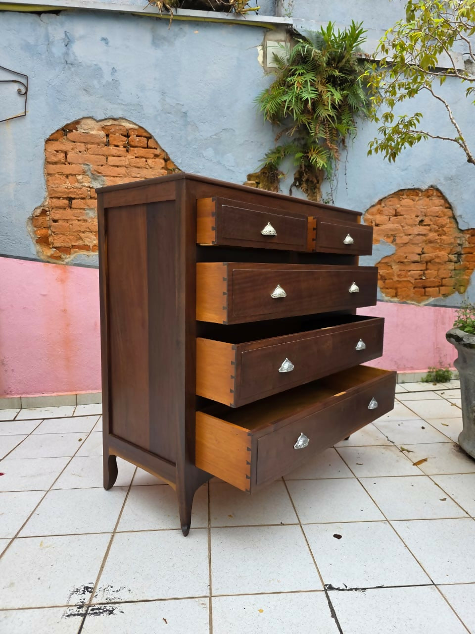 Cômoda de fazenda em imbuia maciça, possui 5 gavetas com puxadores concha.