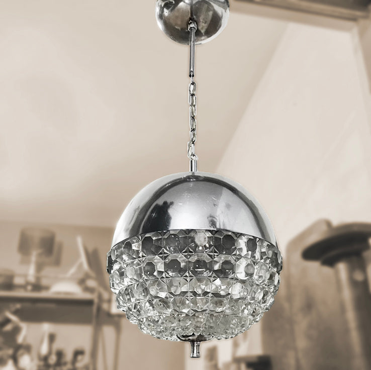 Luminária pendente Mid Century redonda em metal cromado e vidro cristal 