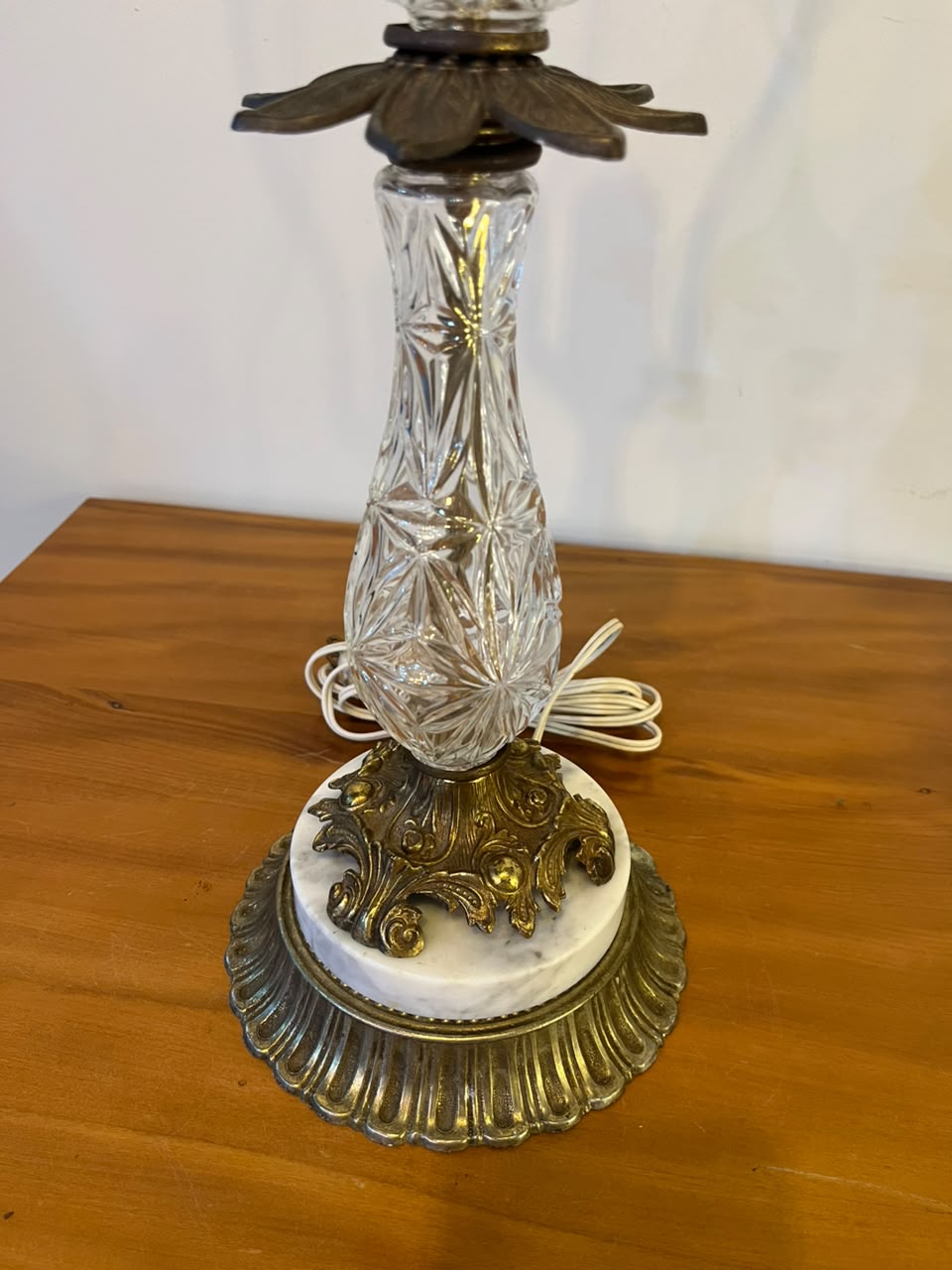 Base De Abajur Vintage Em Vidro Lapidado, Metal Ornamentado E Mármore – 50 Cm