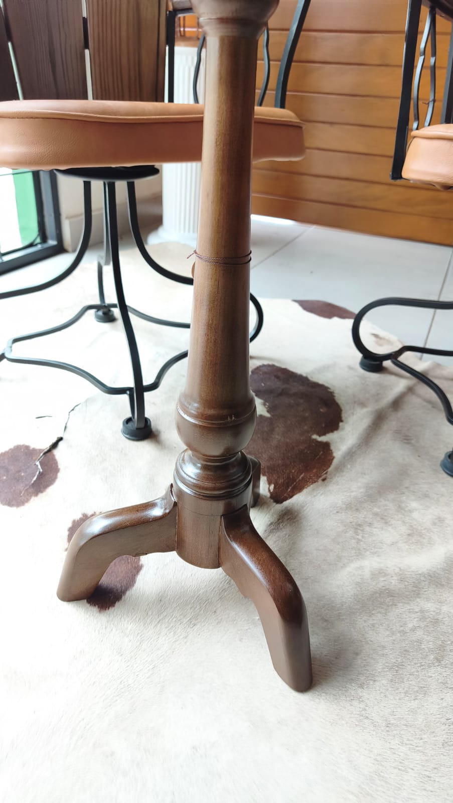 Conjunto de Mesa Redonda com 4 Poltronas – Madeira e Metal