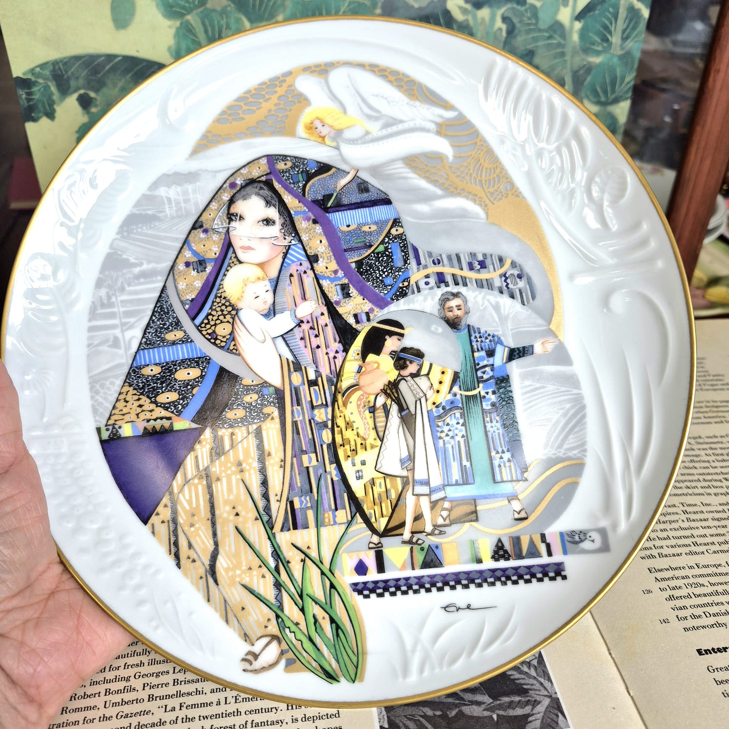 Prato decorativo em porcelana estadounidense Knowles, coleção: The Biblical Mothers Series, com estilo de Eve Licea que combina textura diferentes e ouro. Modelo "Sarah and Isaac". Raríssimo.