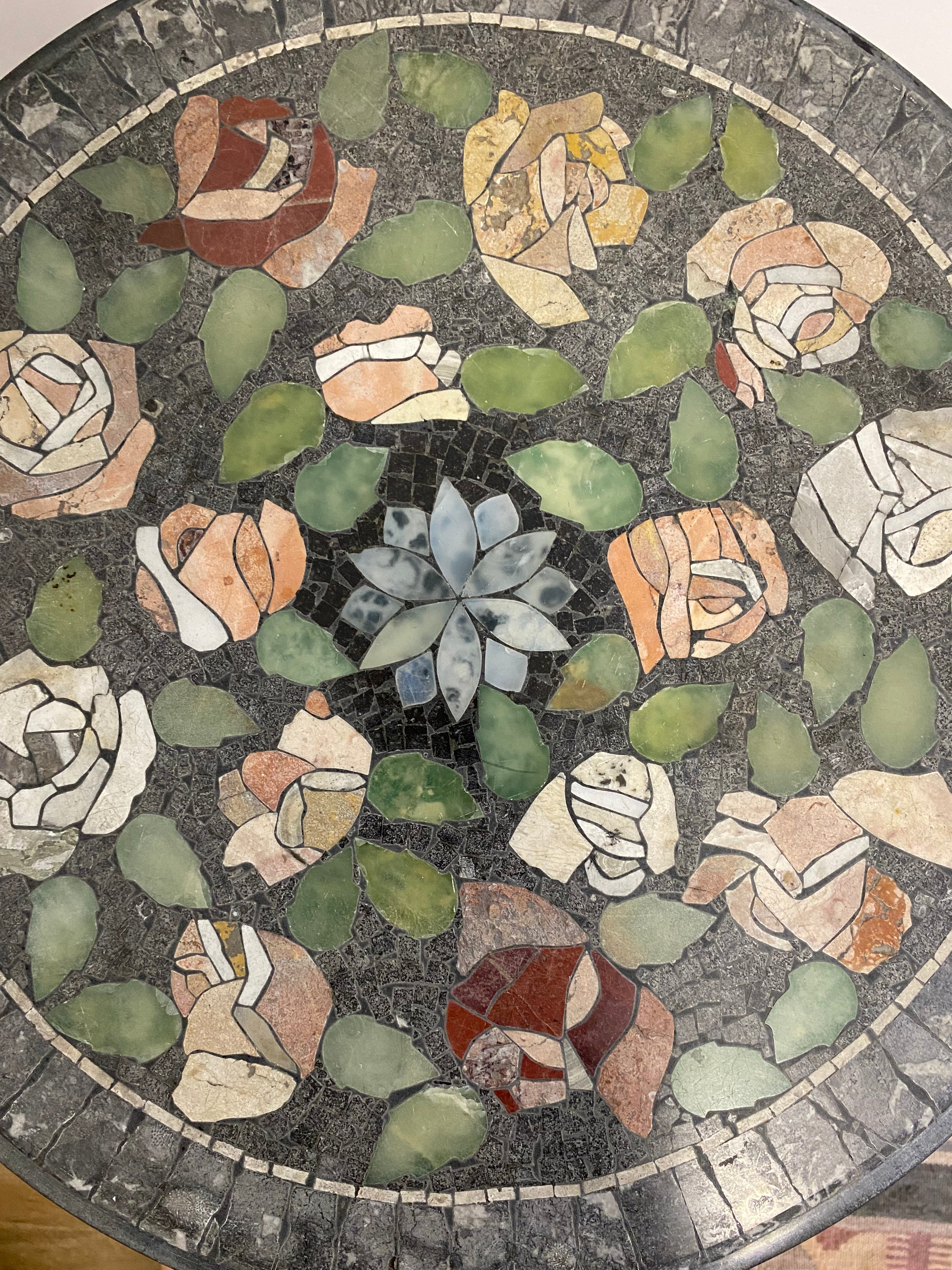Mesa Lateral Redonda em Mosaico em Pedra com motivos florais 