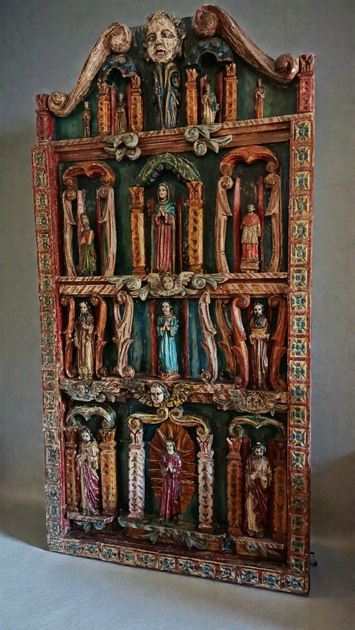 Retábulo Antigo em Madeira Entalhada – Peça Sacra Artesanal