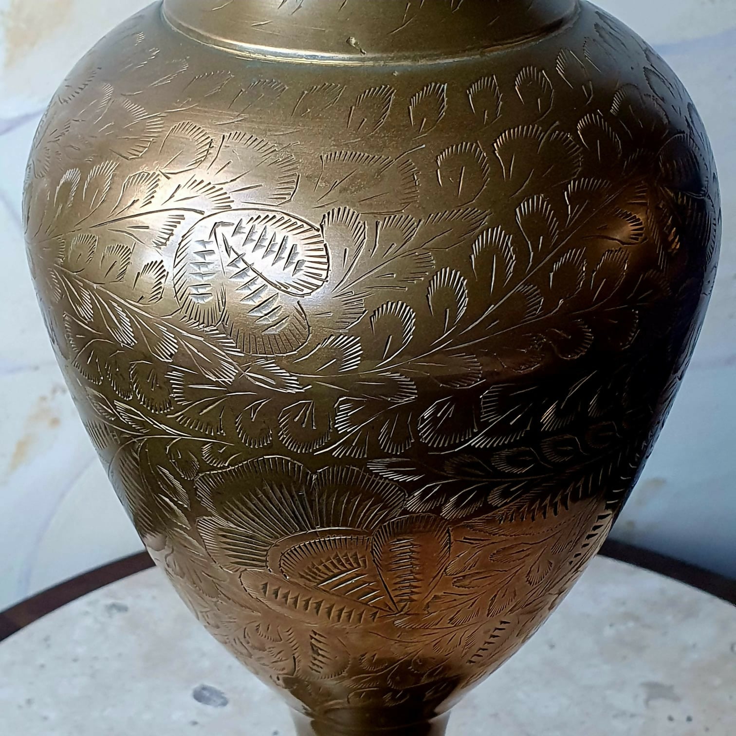 Grande vaso floreira em bronze indiano com lindíssima borda em movimento!