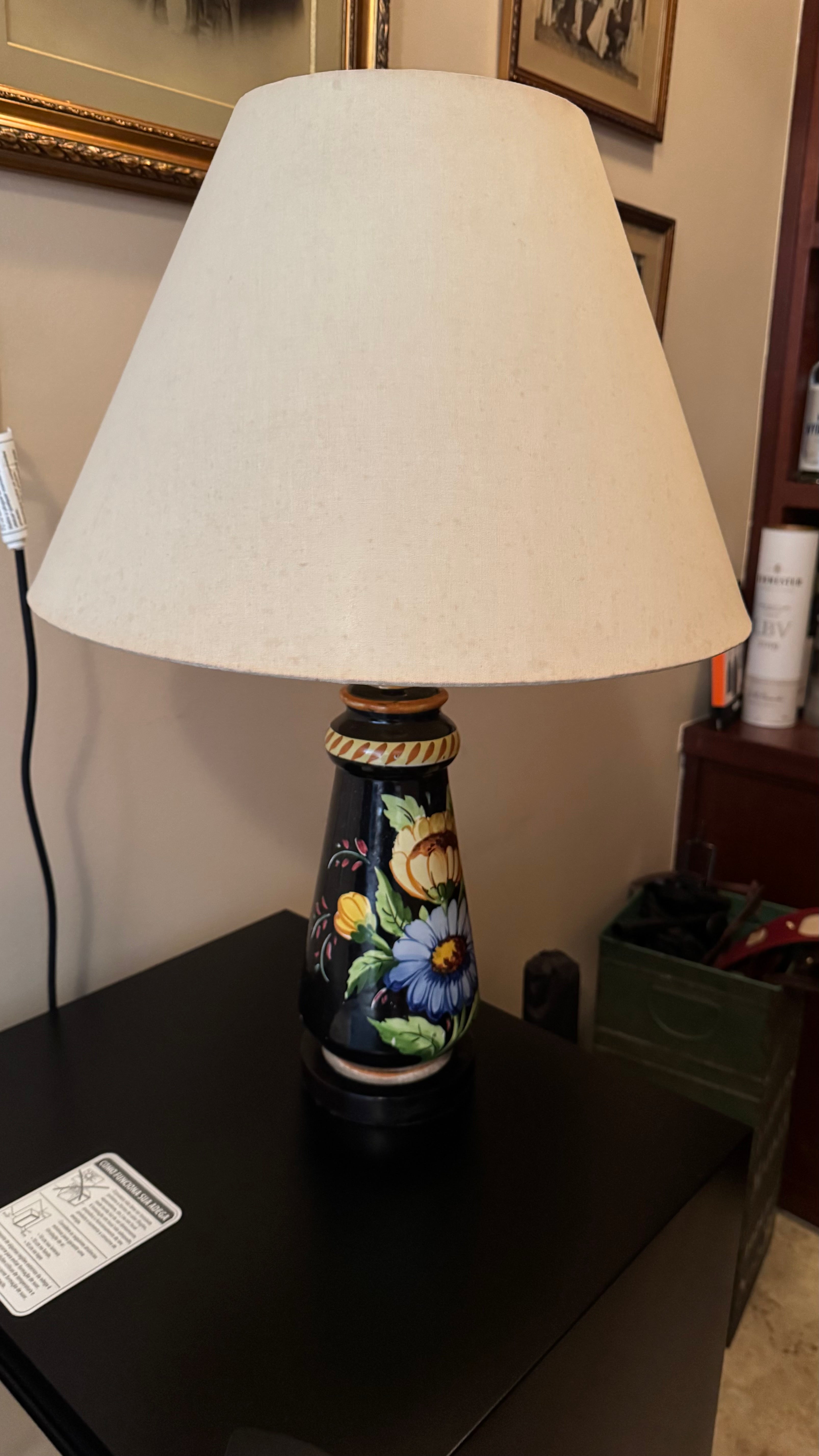 Luminária Abajur Preta com flores e cúpula clara 