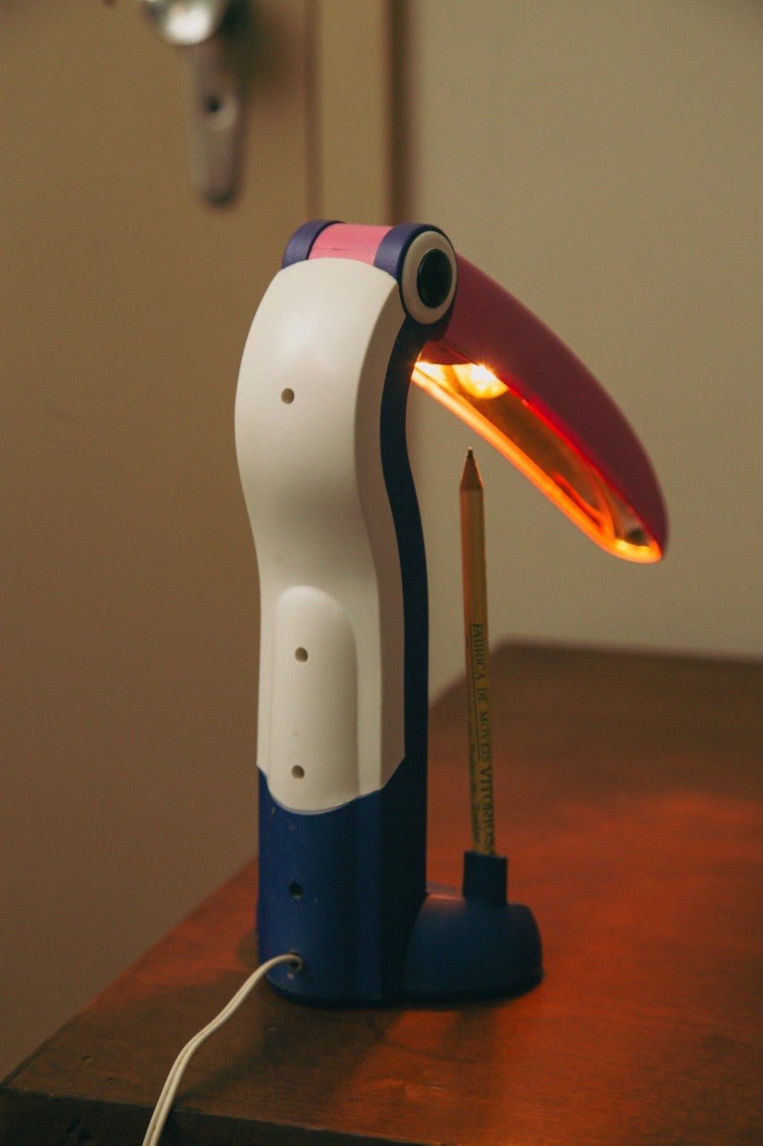 Luminária Tucano com porta lápis (Anos 80/90) – Modelo Especial Roxo e Rosa