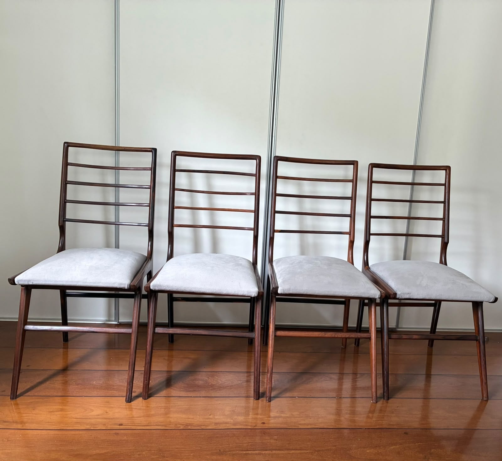 Quarteto Cadeiras de época em estofado claro, em perfeito estado