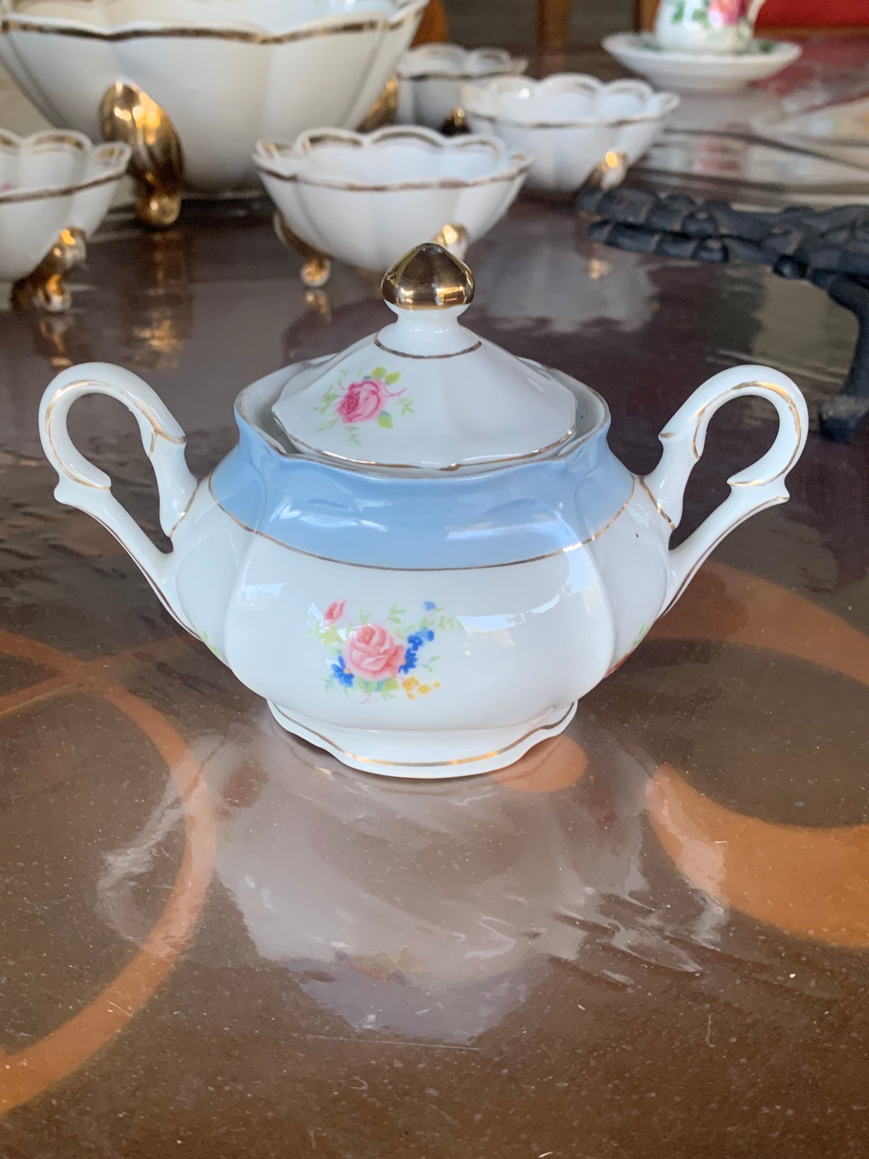 Delicadíssimo açucareiro em porcelana Mauá em azul claro com motivos florais 