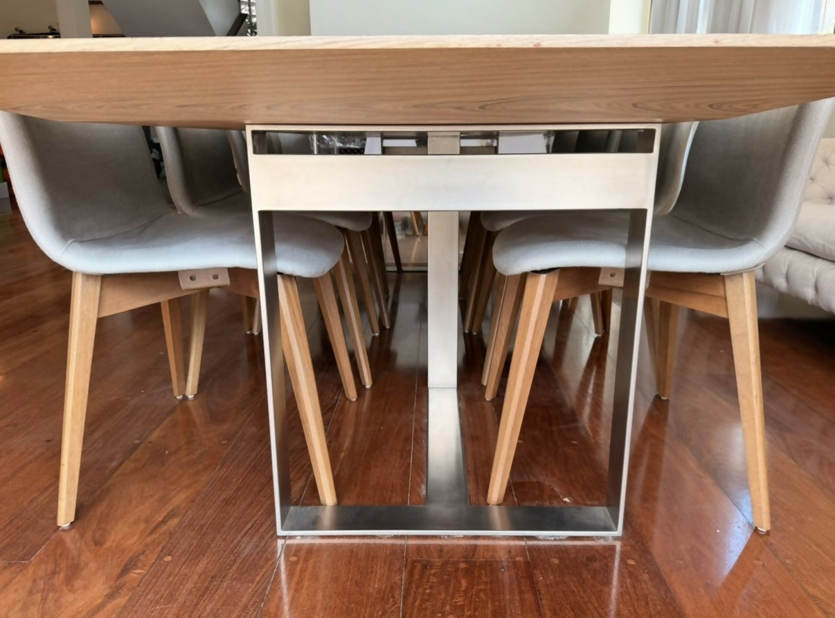 Mesa de jantar Artefacto com 8 cadeiras