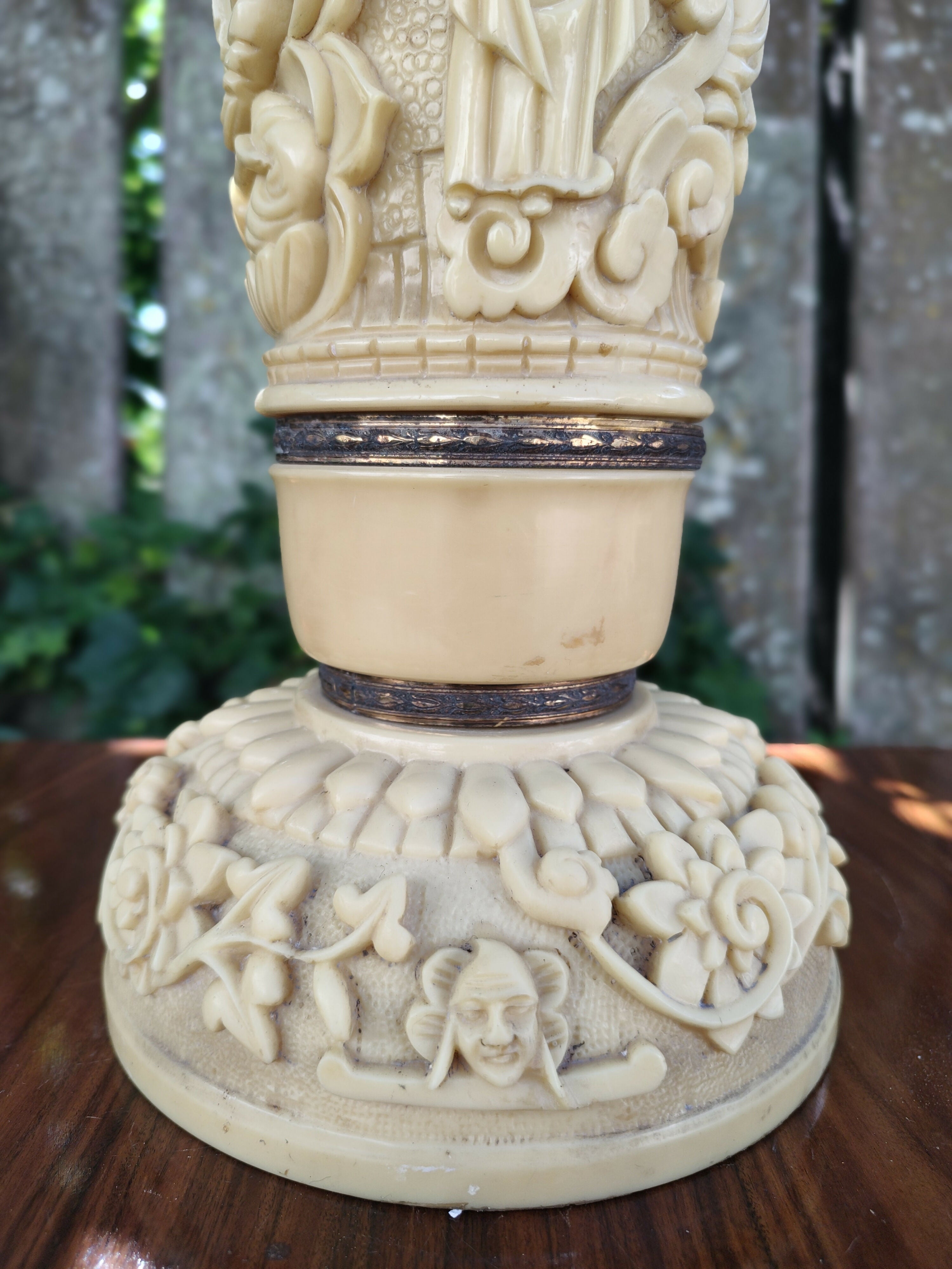 Antigo Abajur em Resina cor Marfim com entalhes de cenas religiosas com Buddha
