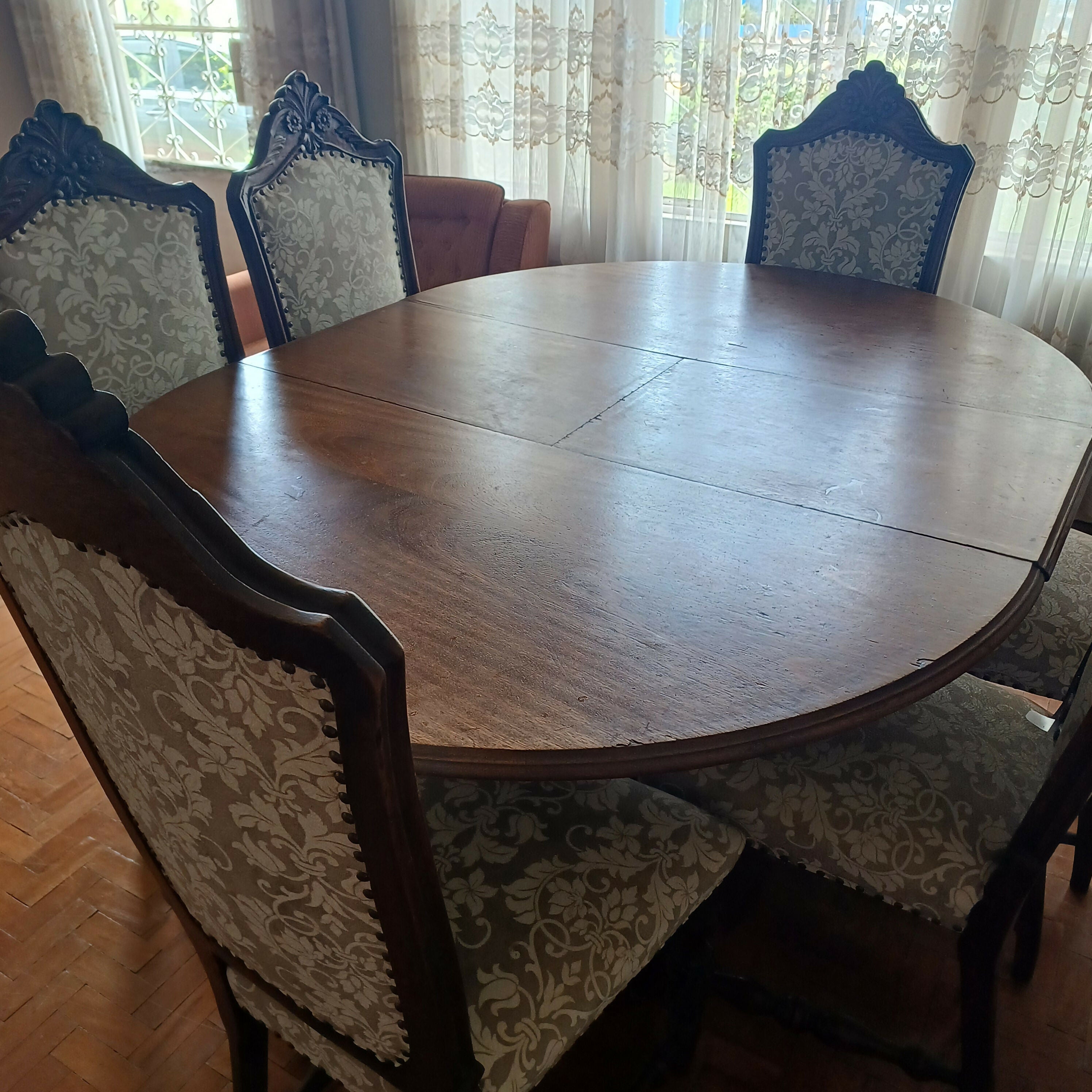 Jogo de Jantar (mesa e 6 cadeiras) e Bar / Armário em madeira maciça