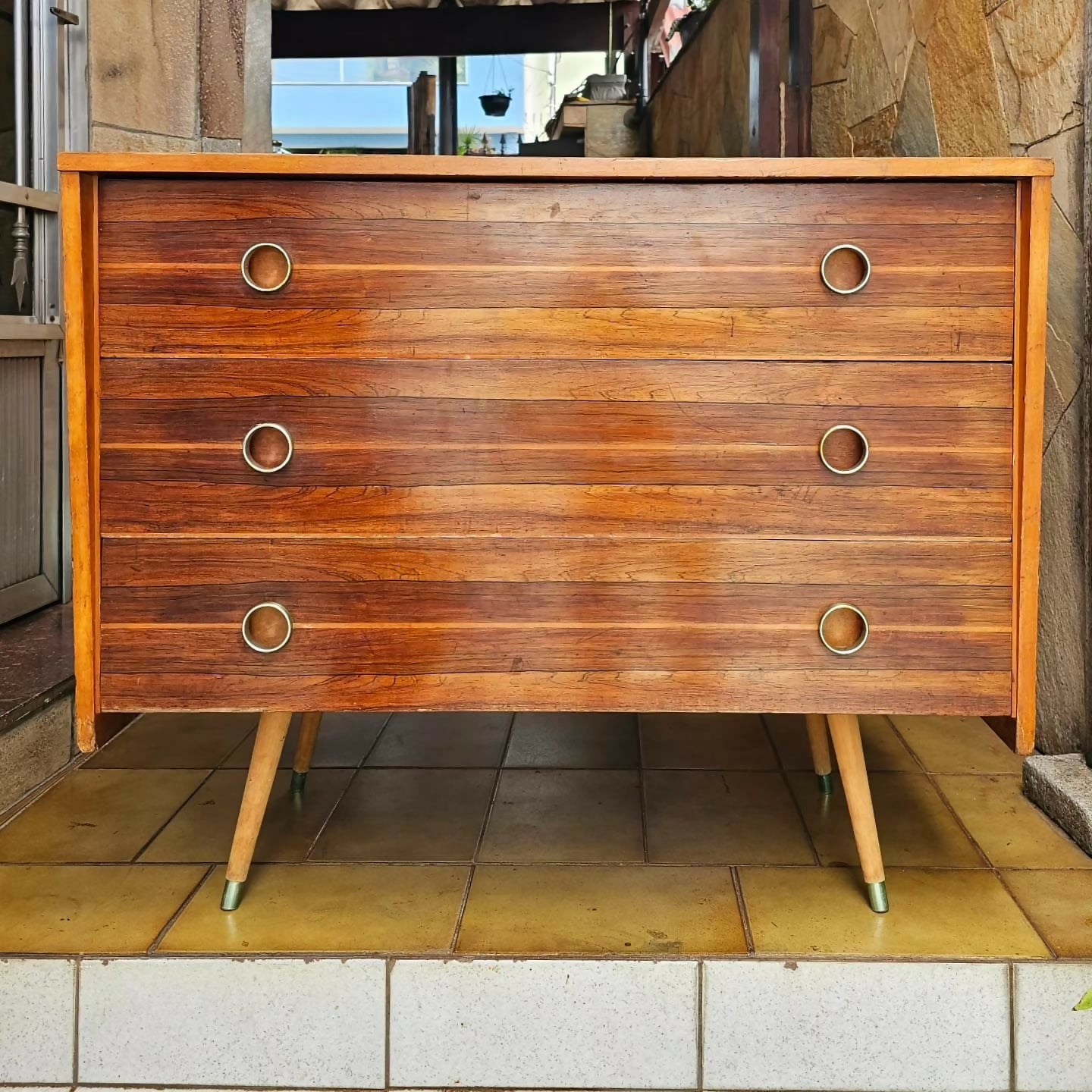 Cômoda Cimo em caviuna, contendo 3 gavetas, com pés palito, da década de 60.