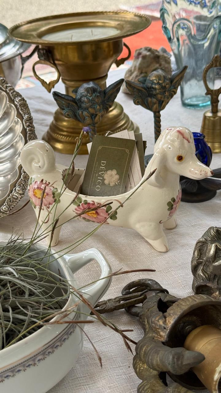 Cachorrinho salsicha de porcelana pintada com motivos florais 
