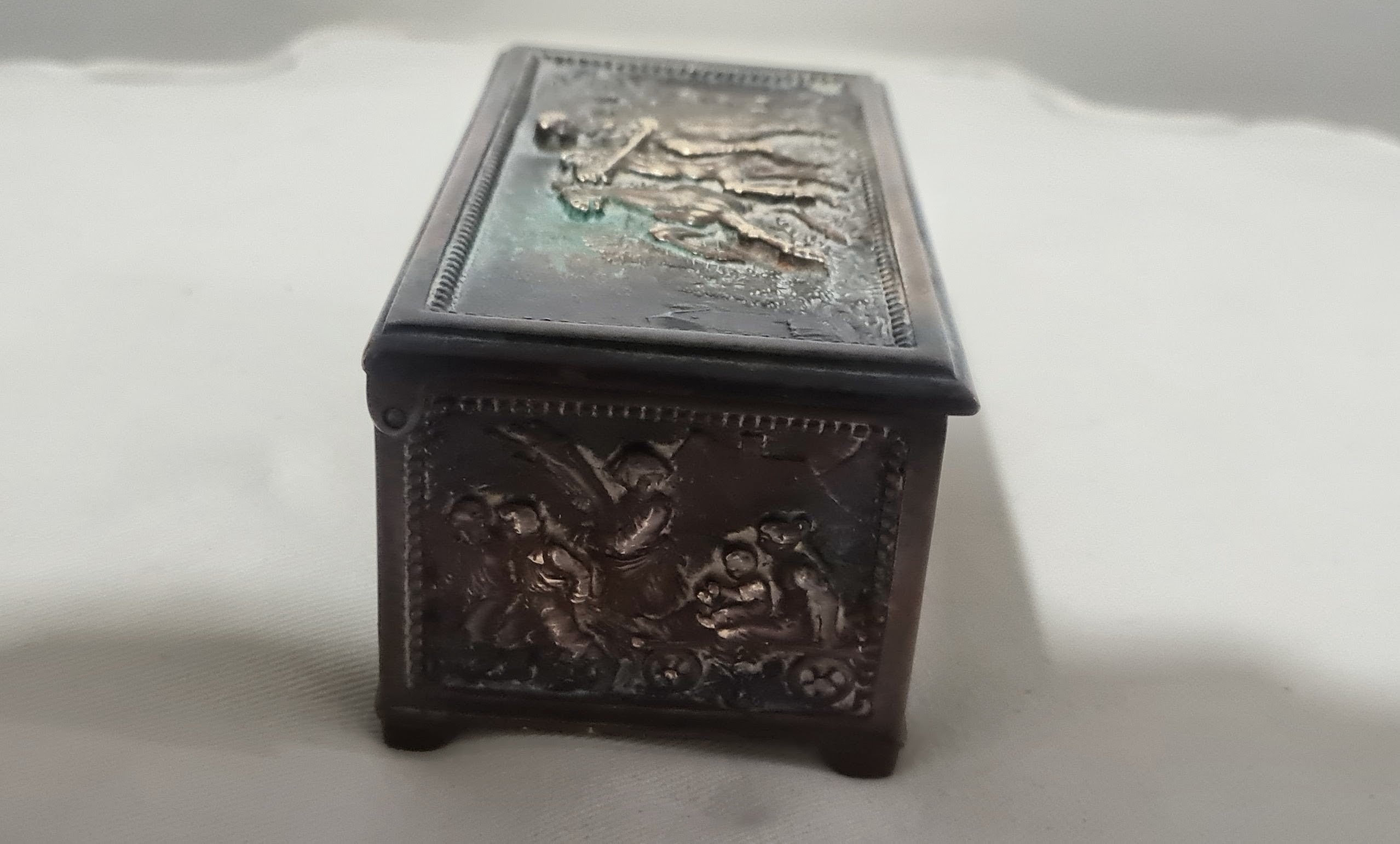 Caixa em bronze maciço, desenhada em auto relevo
