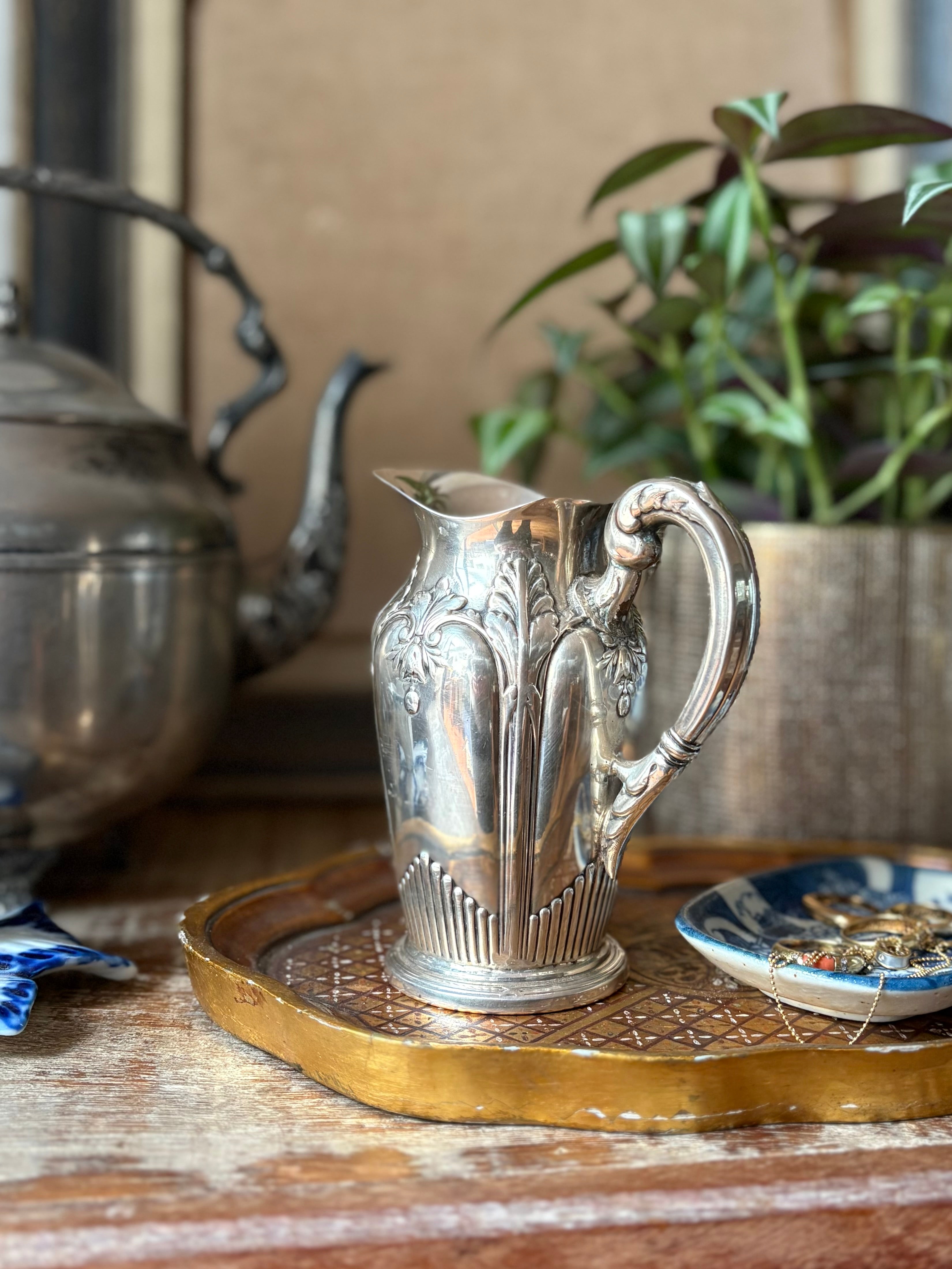 Leiteira ou mini jarrinha Art Nouveau com banho de prata