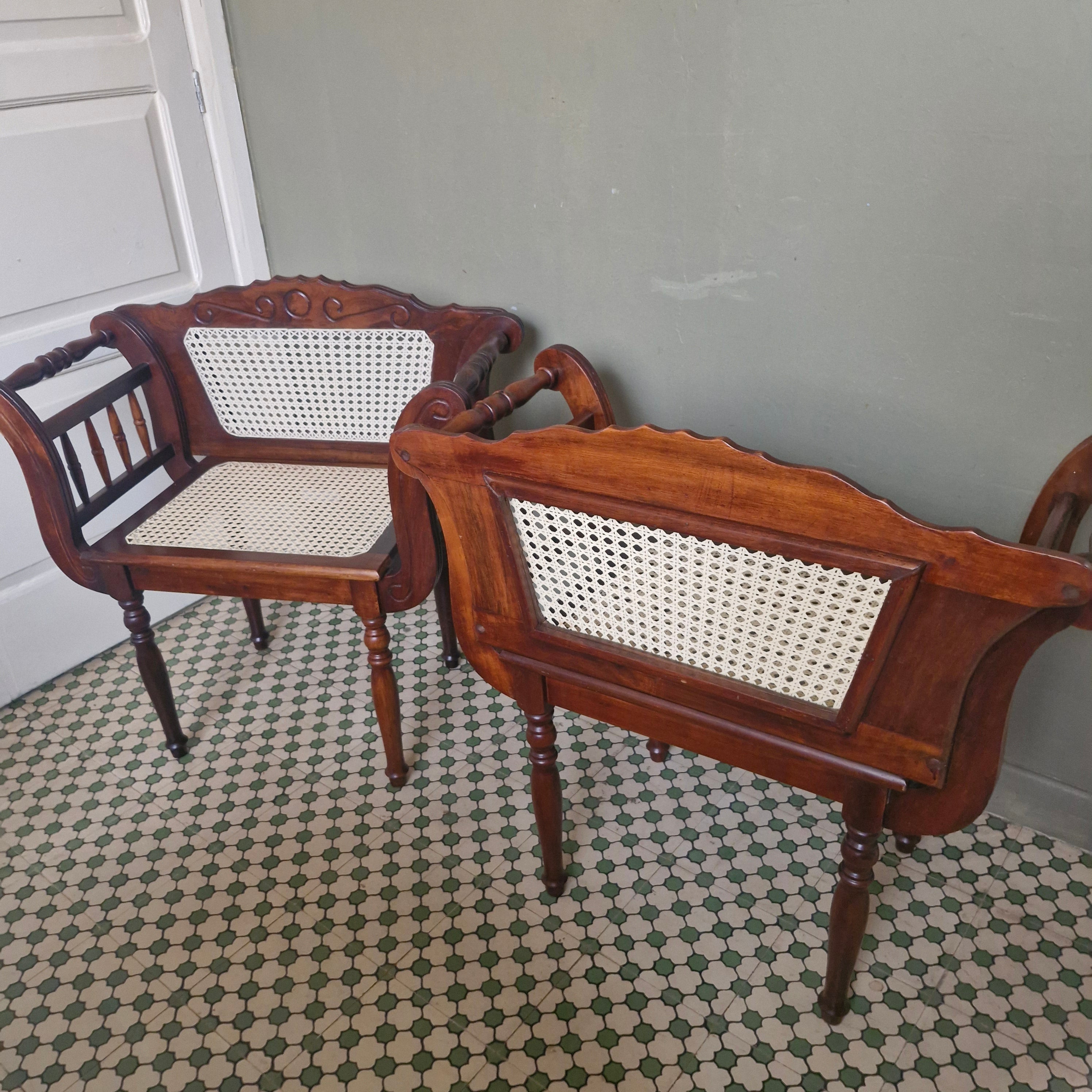 Par de Poltronas com braço estilo Colonial em madeira e palhinha - restauradas 