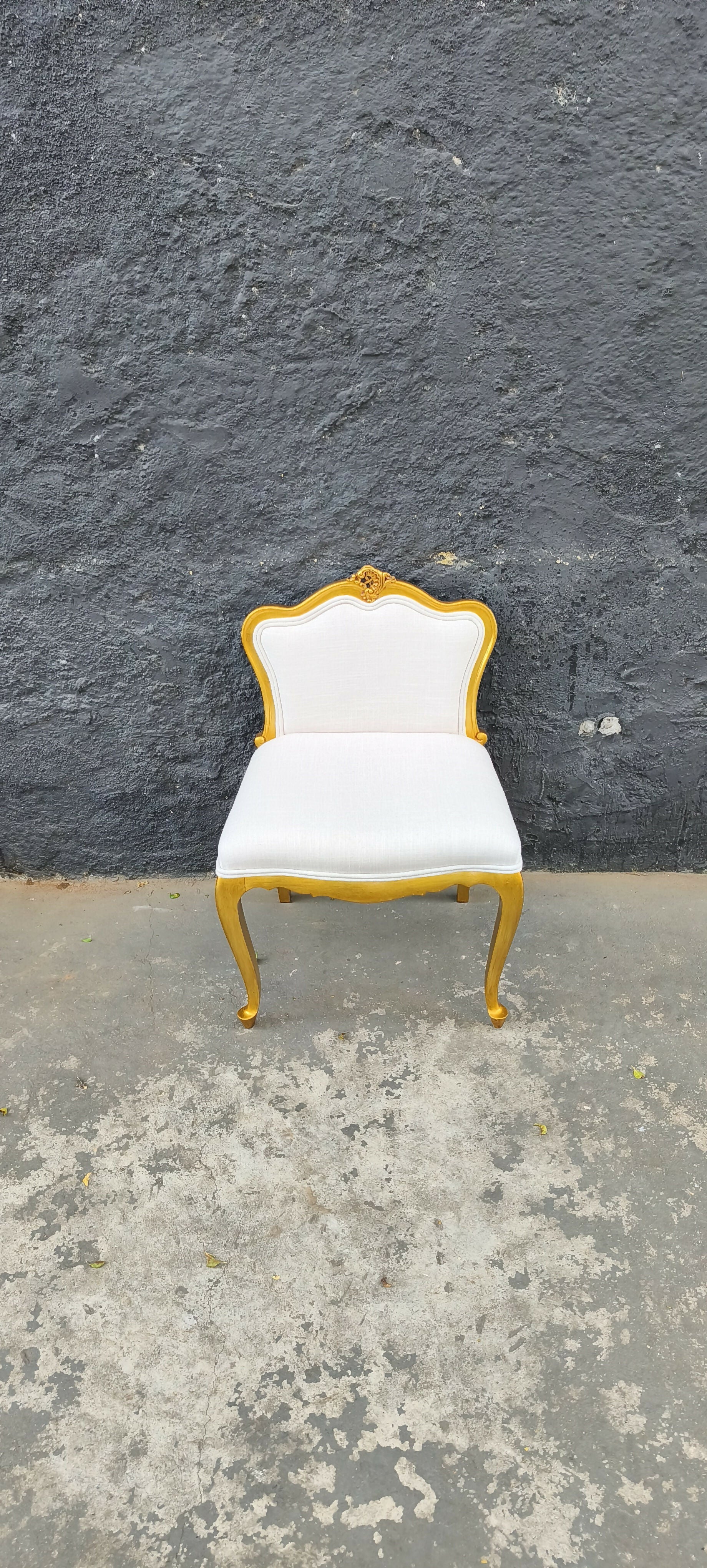 Banqueta antiga com acabamento em folha de ouro e tecido de linho Entreposto 