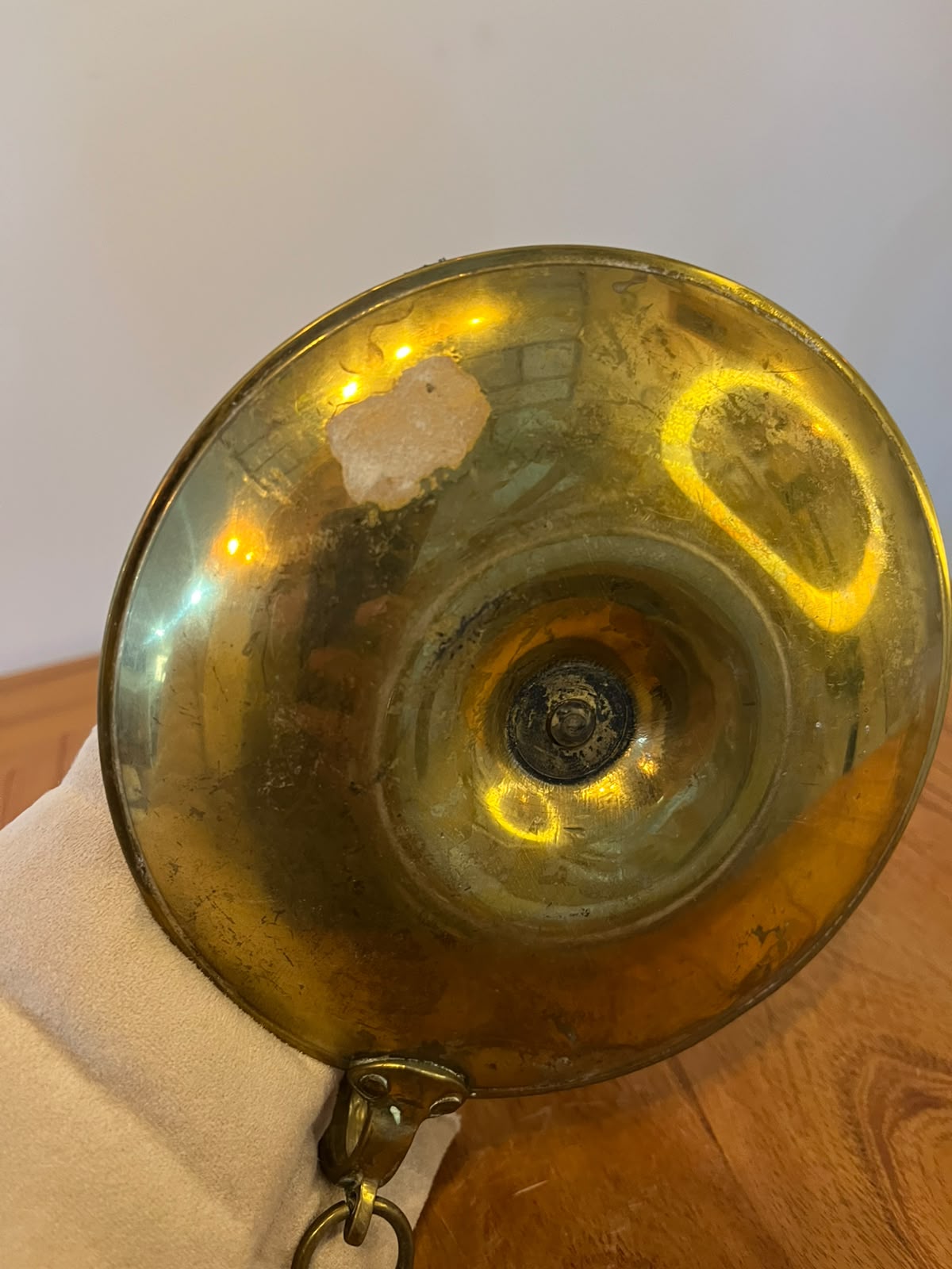 Castiçal de câmara antigo em latão dourado com estrutura articulada – 21 cm