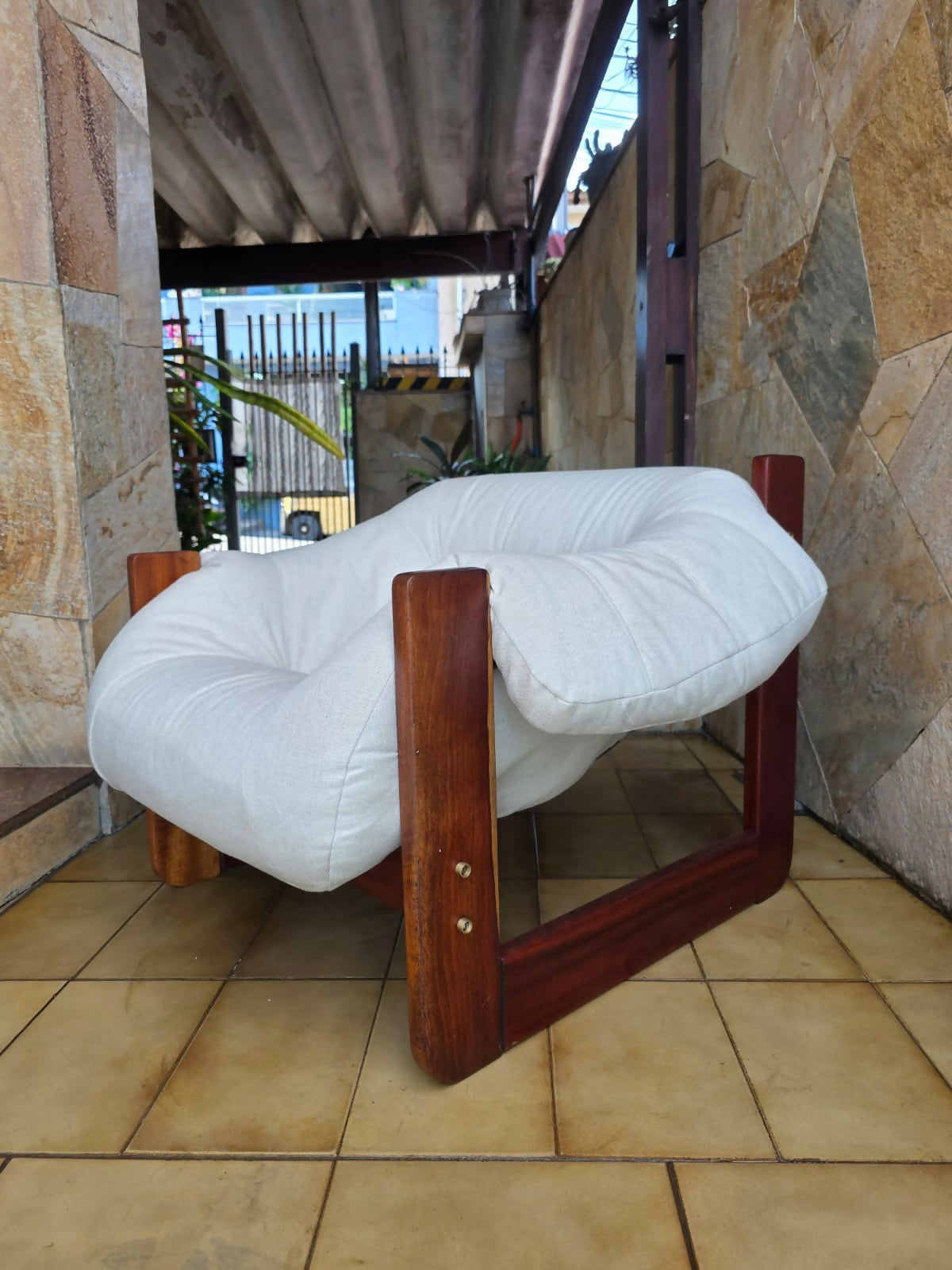 Poltrona MP-97 de Percival Lafer em linho branco