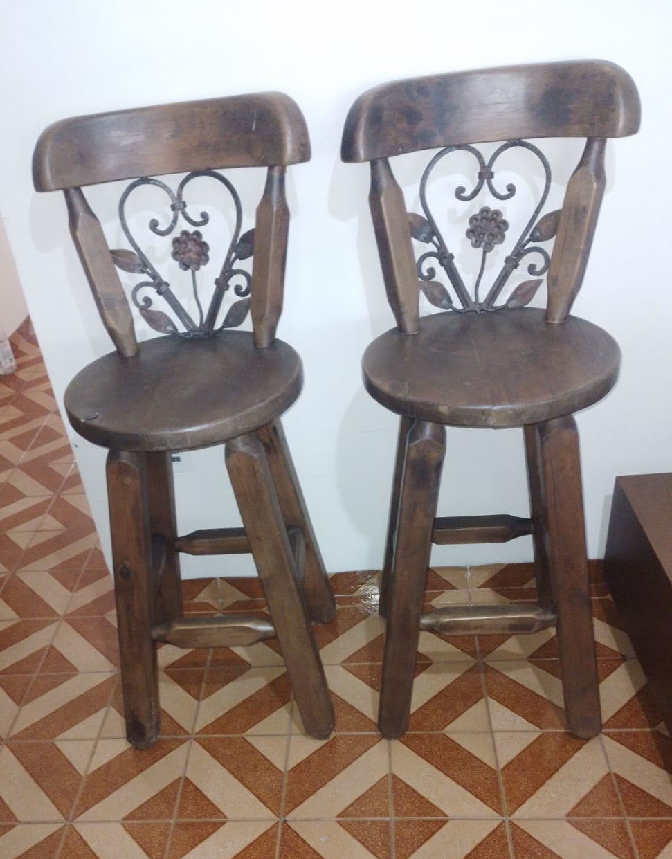 Banquetas altas em madeira maciça com decoração de ferro e assento redondo 