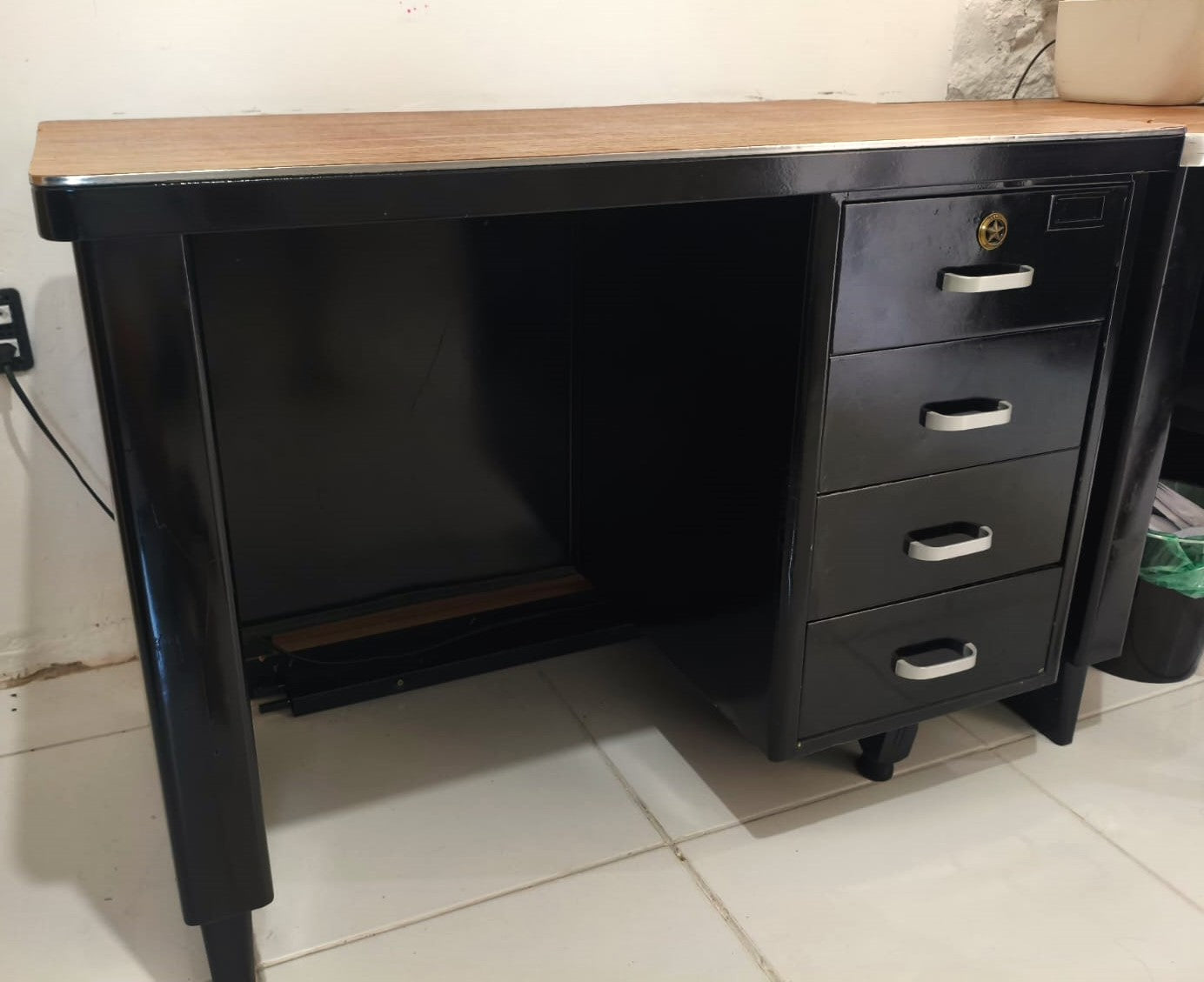 Escrivaninha de aço 1960 com 3 gavetas industria Fiel restaurada com pintura automotiva preta 