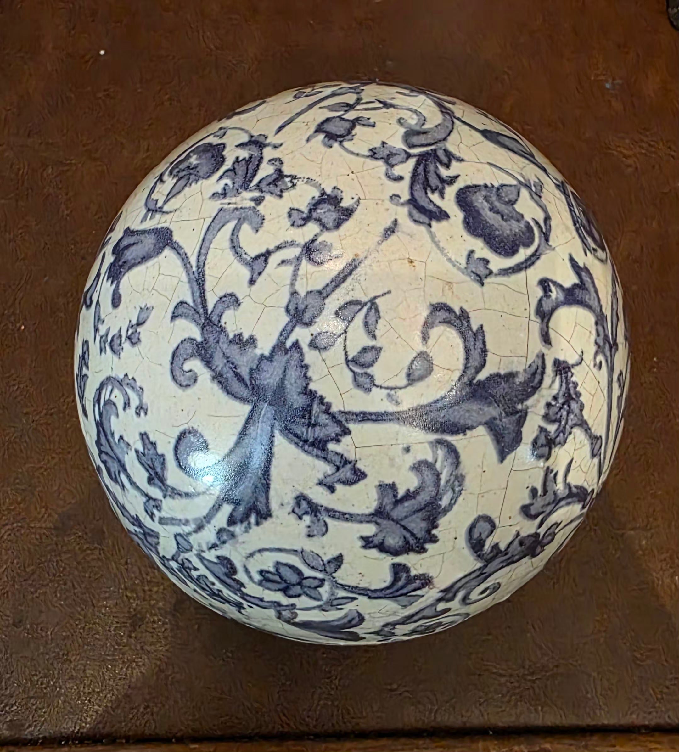 Esfera de cerâmica branca com floral azul Tok Stok