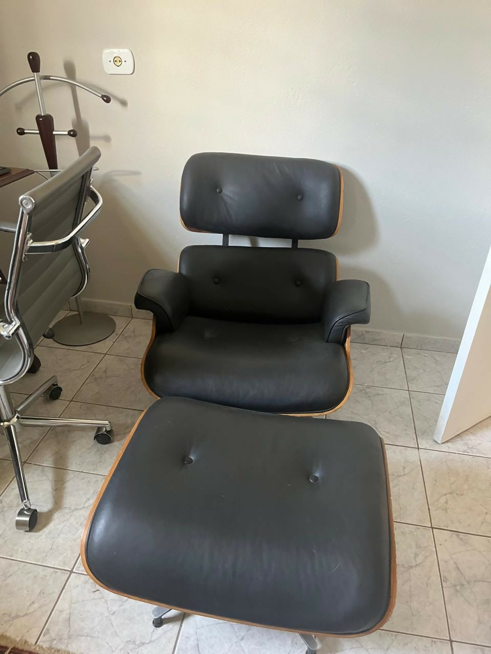 Poltrona Eames em couro eco preto