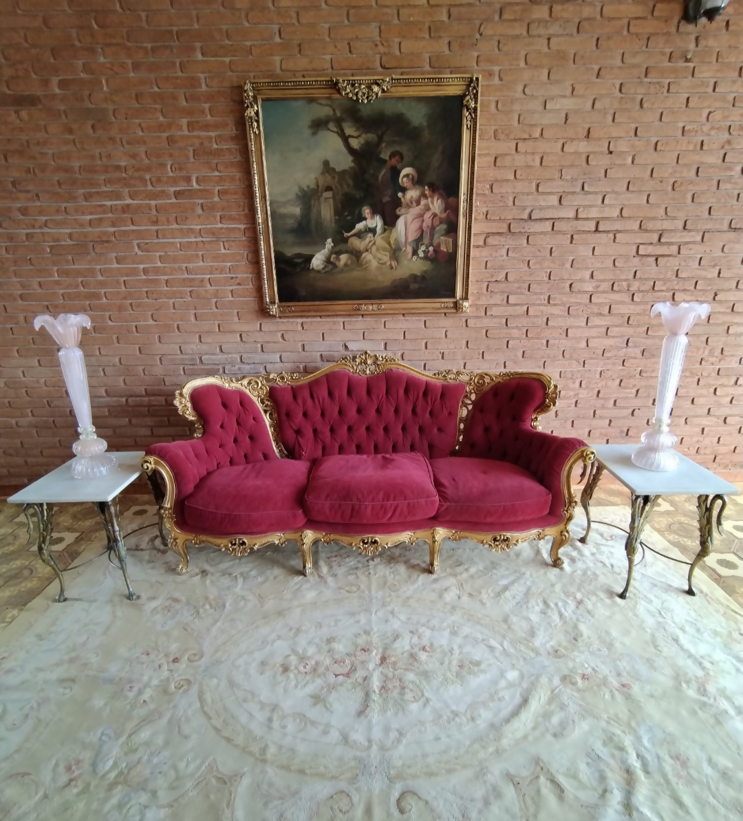 Sofá Luís XV vermelho e dourado 