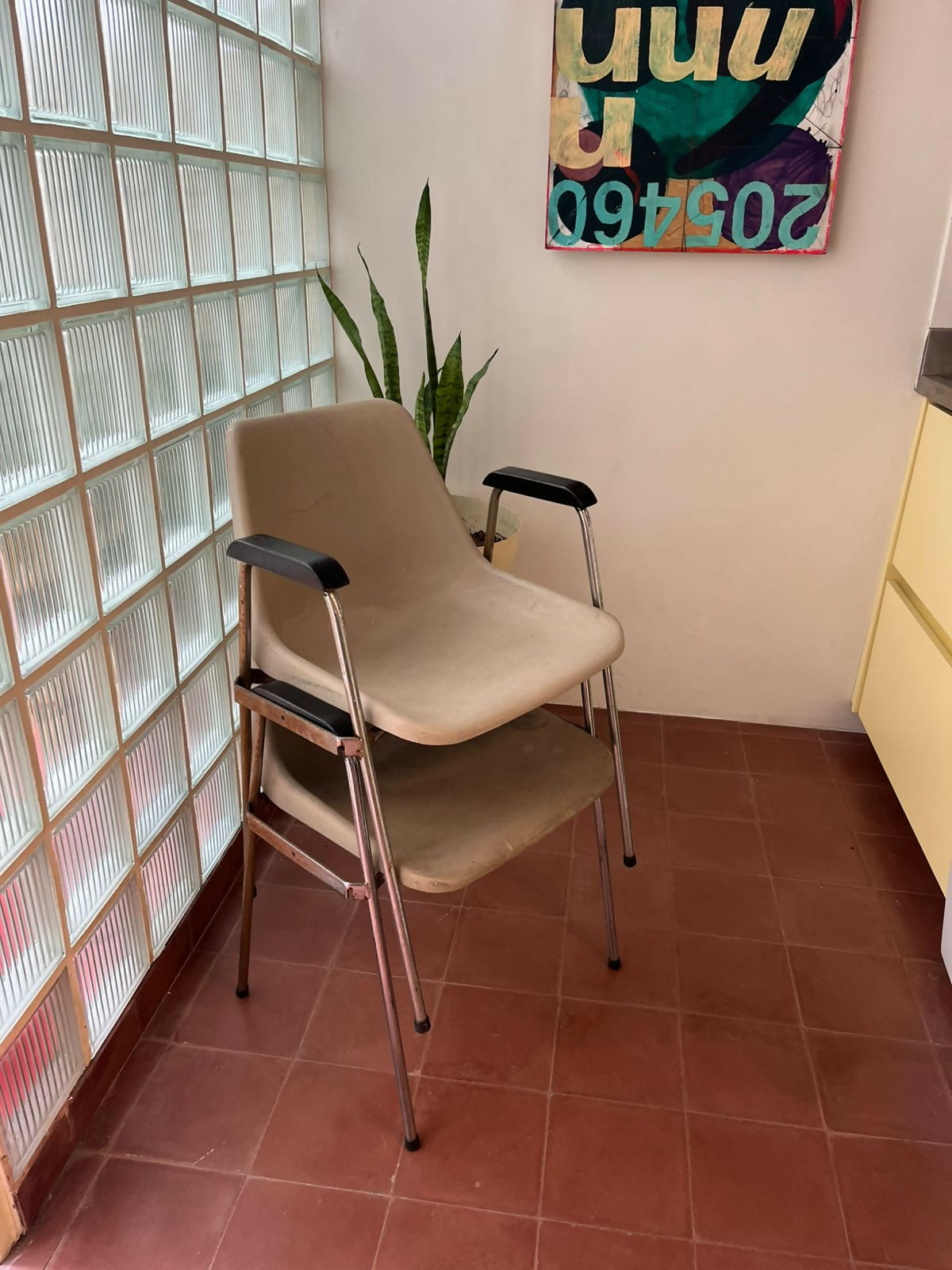 Cadeira Hille bege com braço, assinada por Robin Day e confeccionada pela L'atellier (valor unitário)