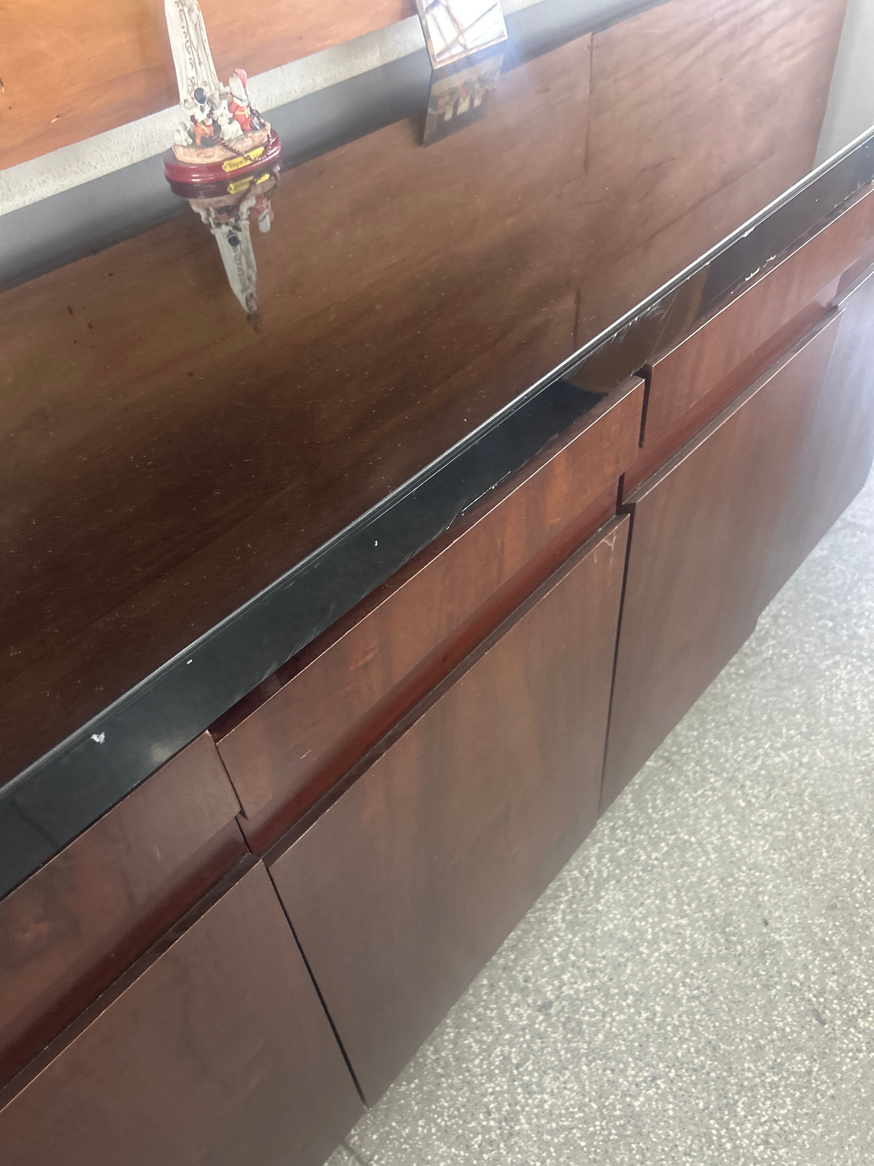 Buffet de marcenaria com detalhe em vidro preto 