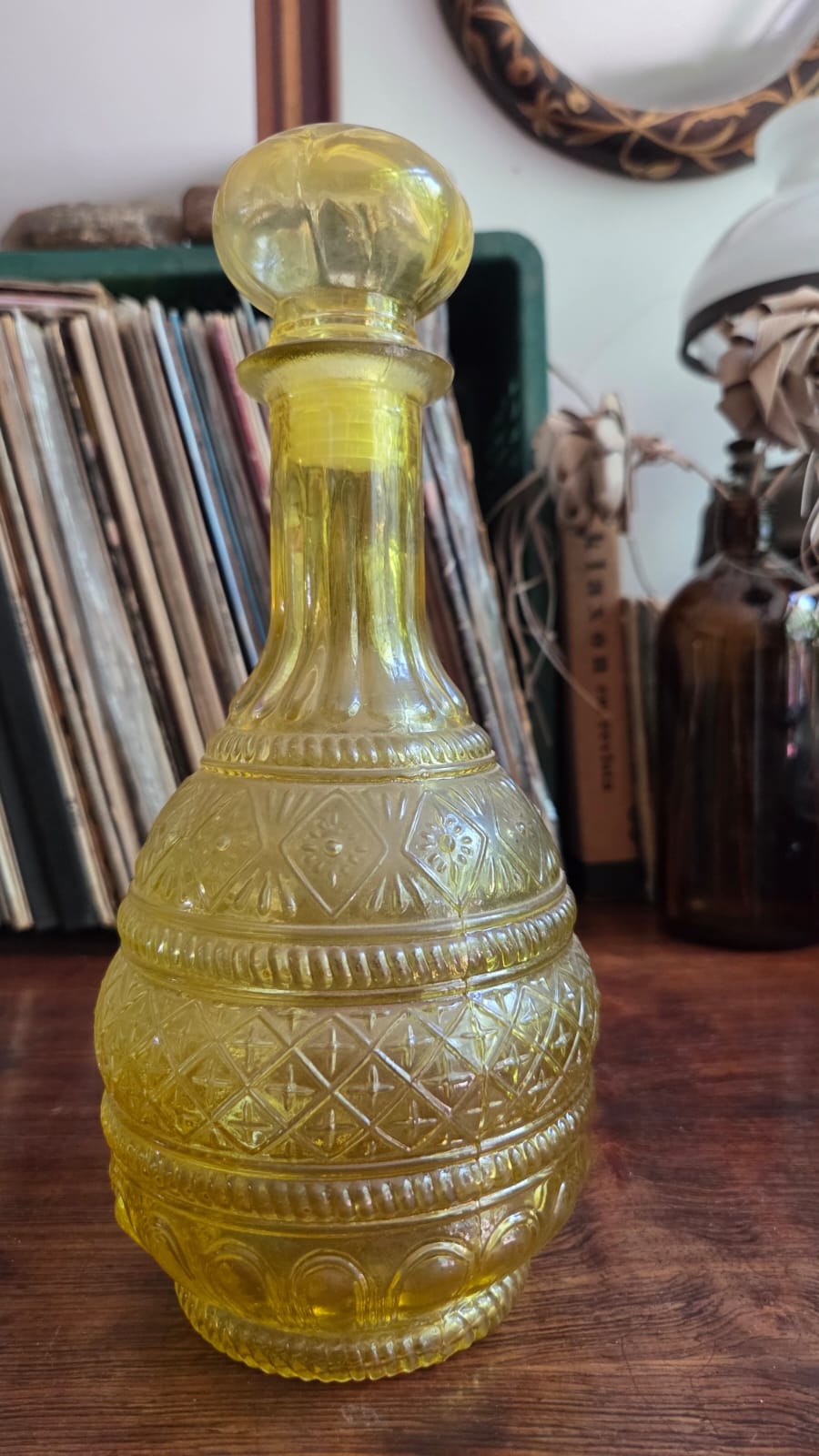 Trio de Garrafas coloridas de vidro texturizado com tampa (verde, amarelo, transparente) 