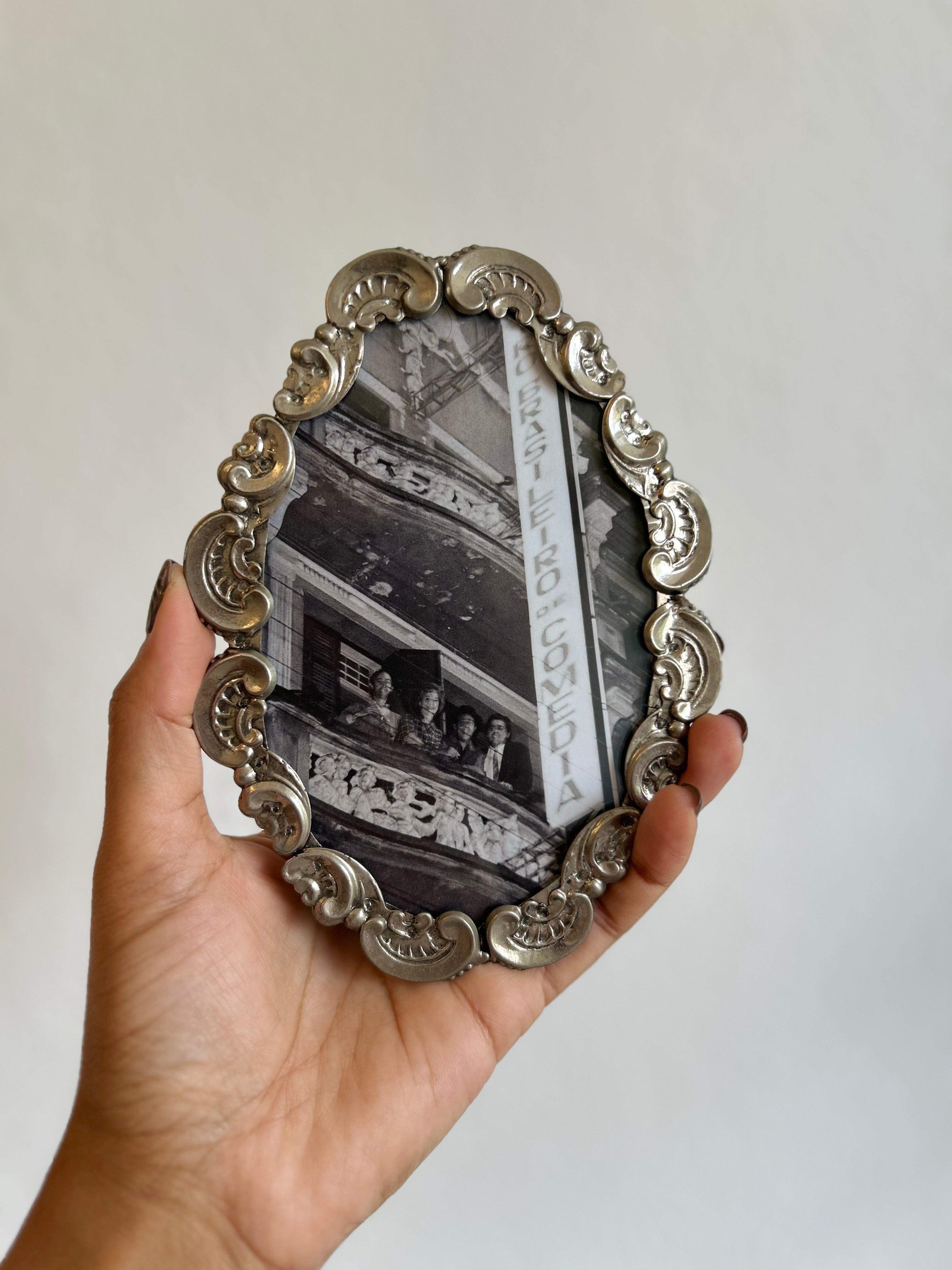 Porta-retrato Vintage Oval em Metal Trabalhado