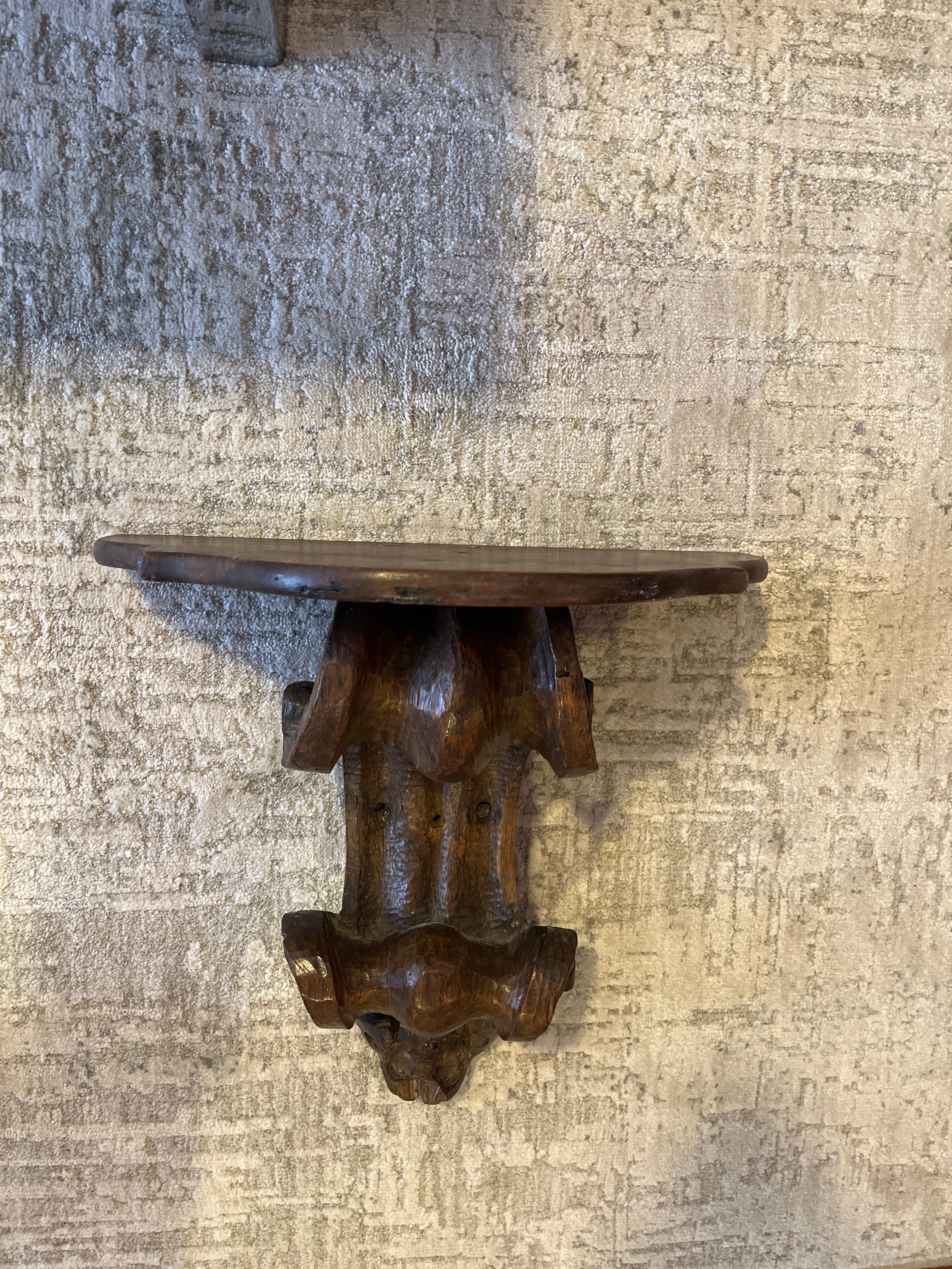 Peanha em madeira de lei entalhada / Prateleira ou suporte para peças religiosas