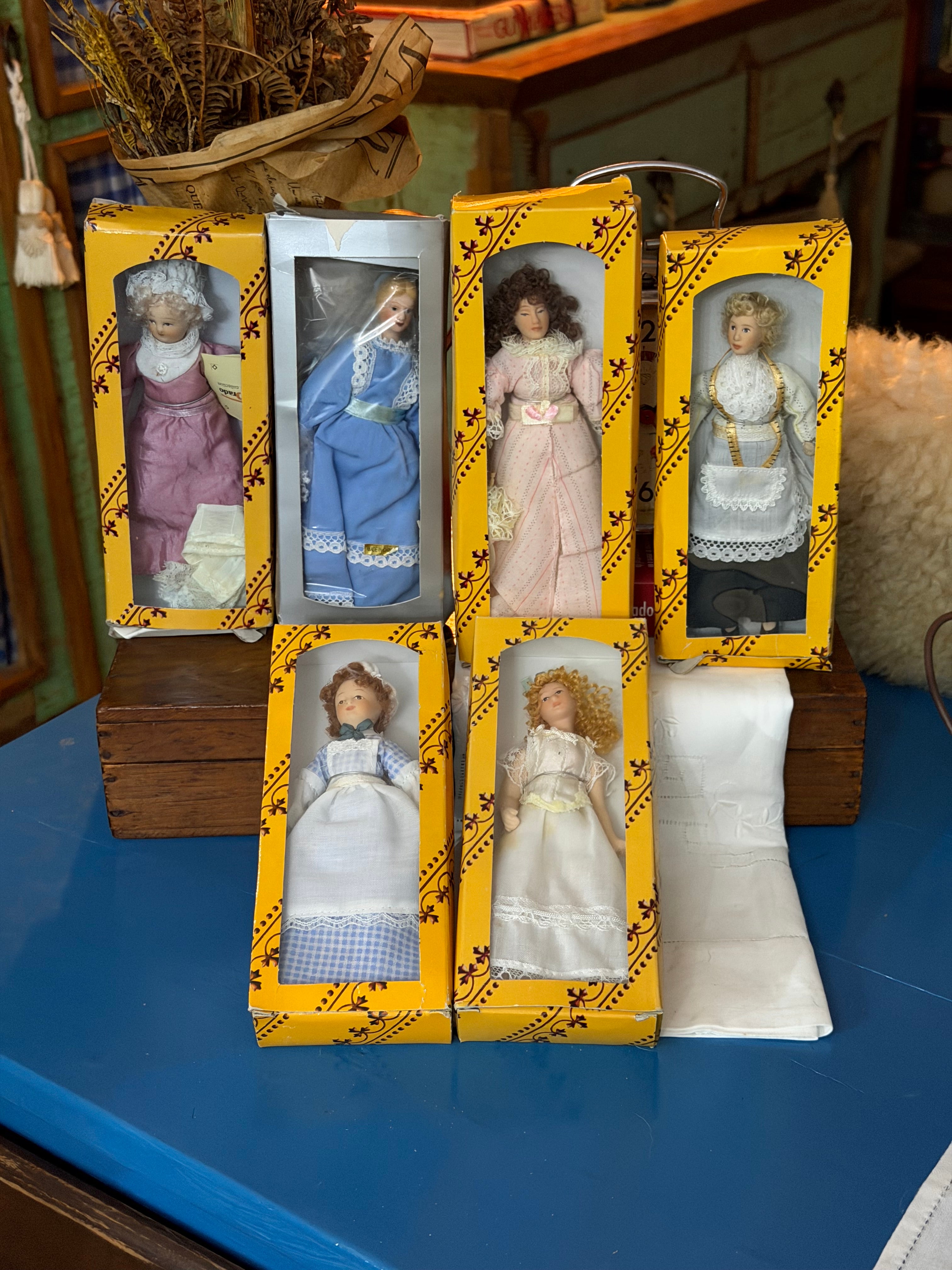 DEL PRADO - Bonecas em miniatura da renomada coleção Del Prado. Roupas vitorianas e rico em detalhes (valor unitário) 