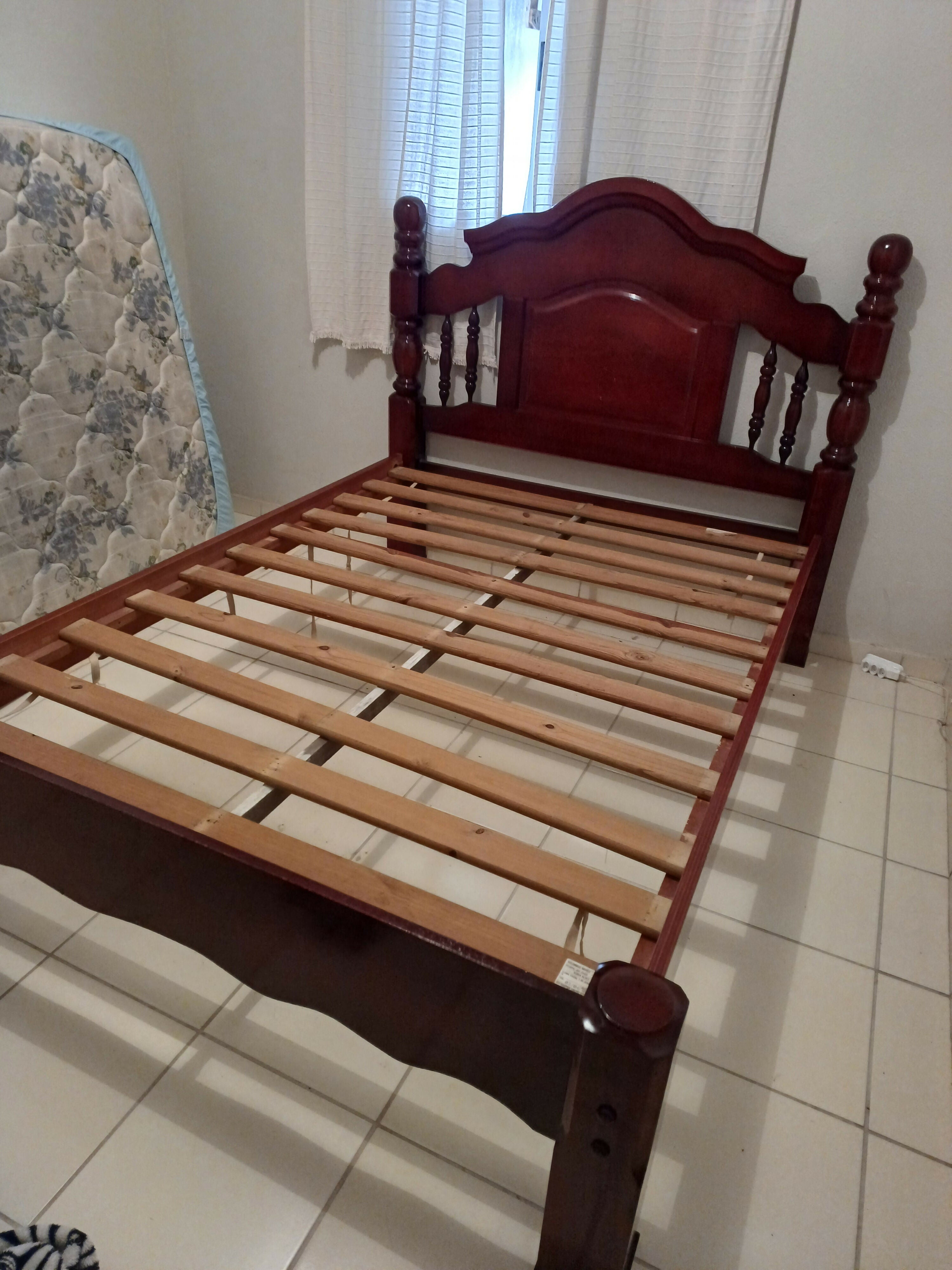 Cama de madeira