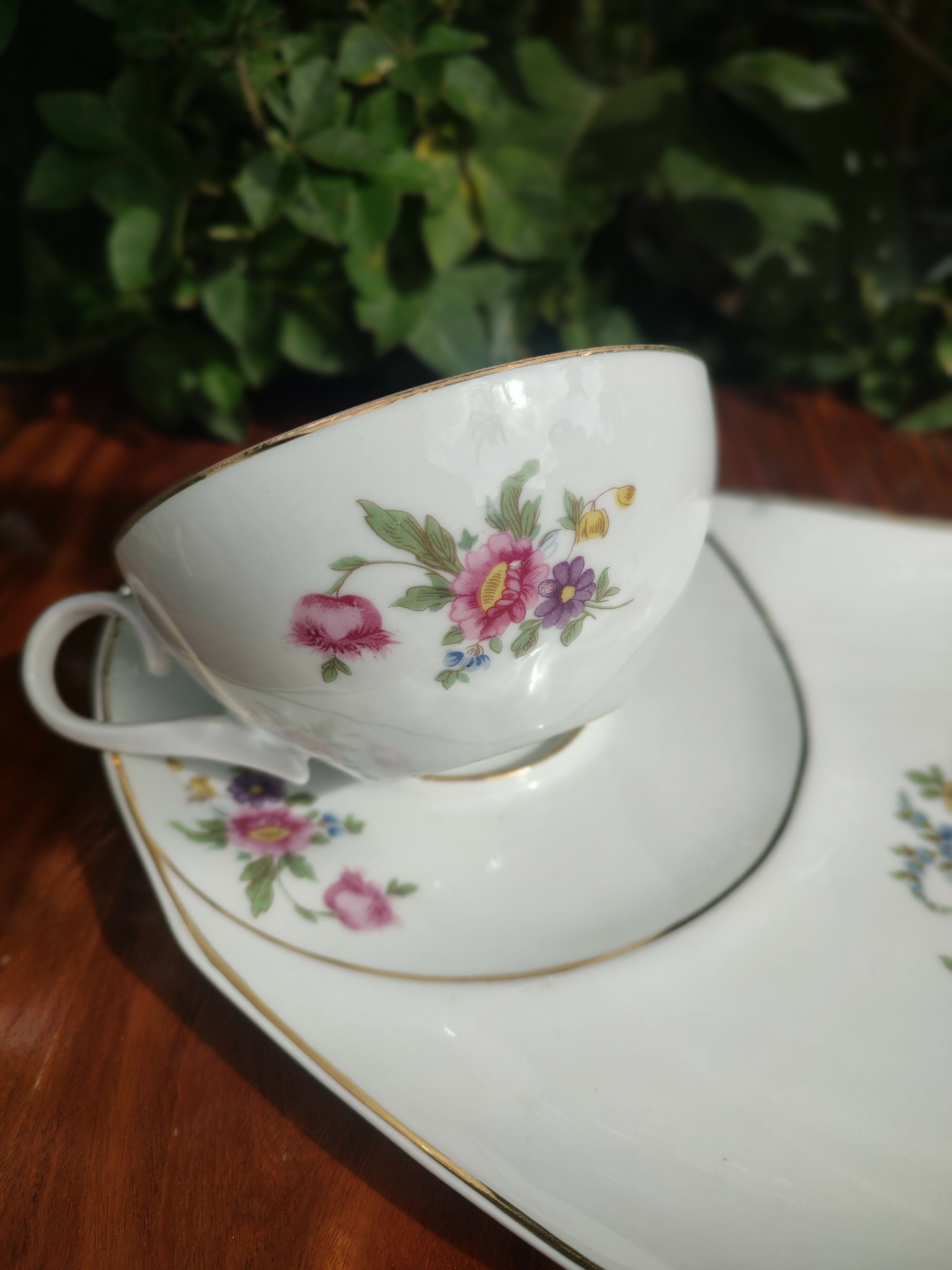 Lindo conjunto de chá Schmidt com Pires/Prato e Xícara com desenhos florais