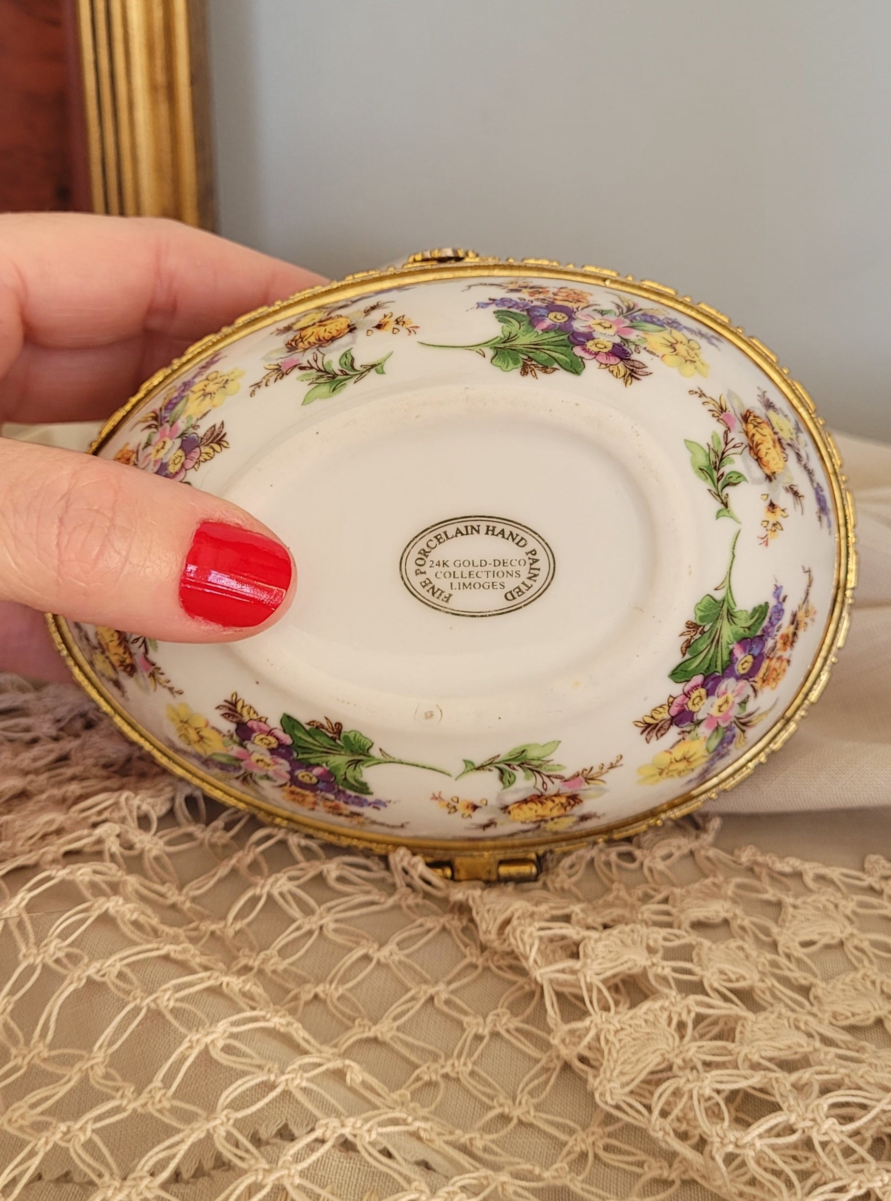 Caixa francesa em forma de ovo em porcelana LIMOGES (24K Gold-Deco Collections) abertura horizontal