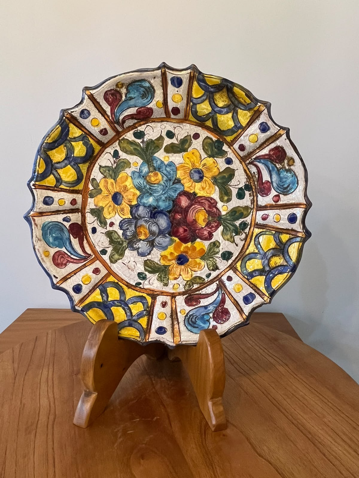 Prato decorativo em majólica italiana pintado à mão com flores policromadas – 32 cm