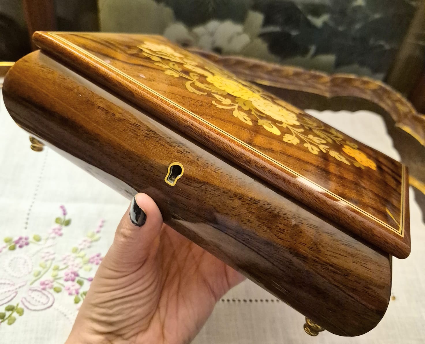 Caixa de música,  em madeira com marchetaria italiana da região de Sorrento. Possui mecanismo musical suíço da marca Lador, muito antiga, hoje pertence à famosíssima Reuge.