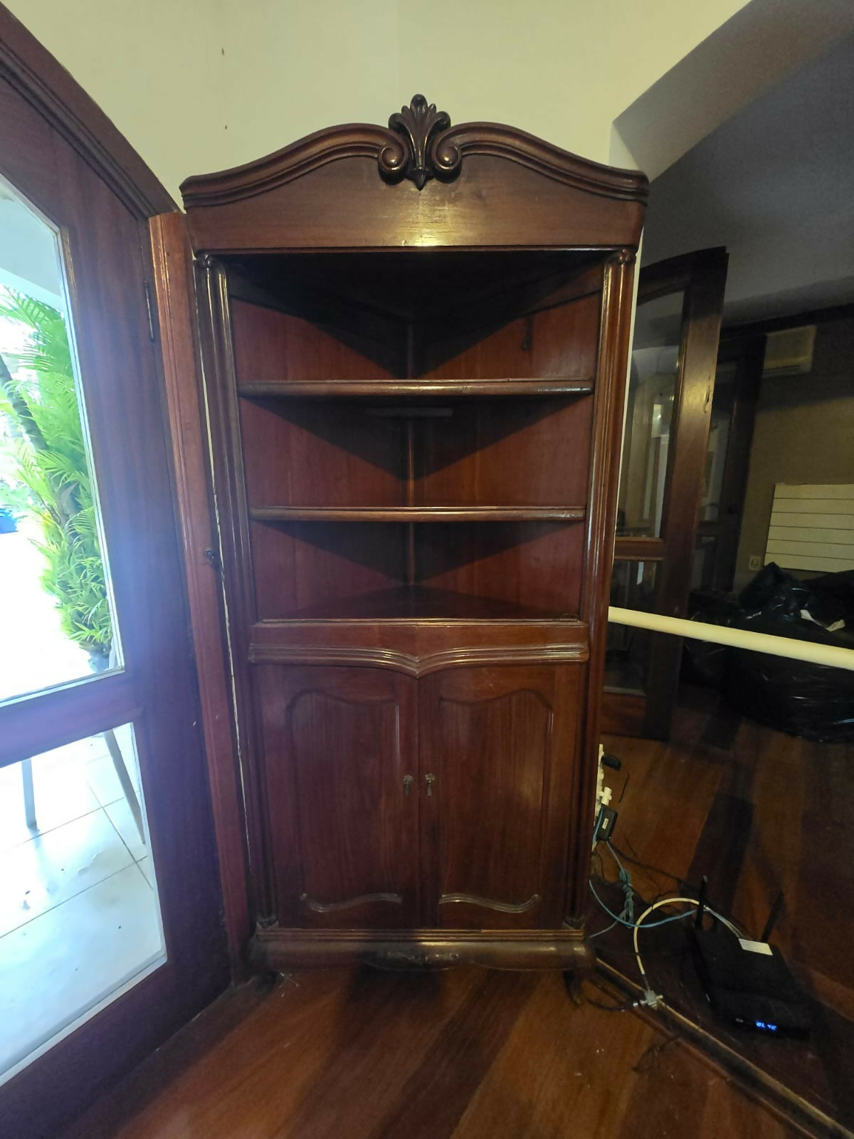 Cristaleira de Canto/ Armário de Canto Provençal – Madeira Maciça – Anos 50/60