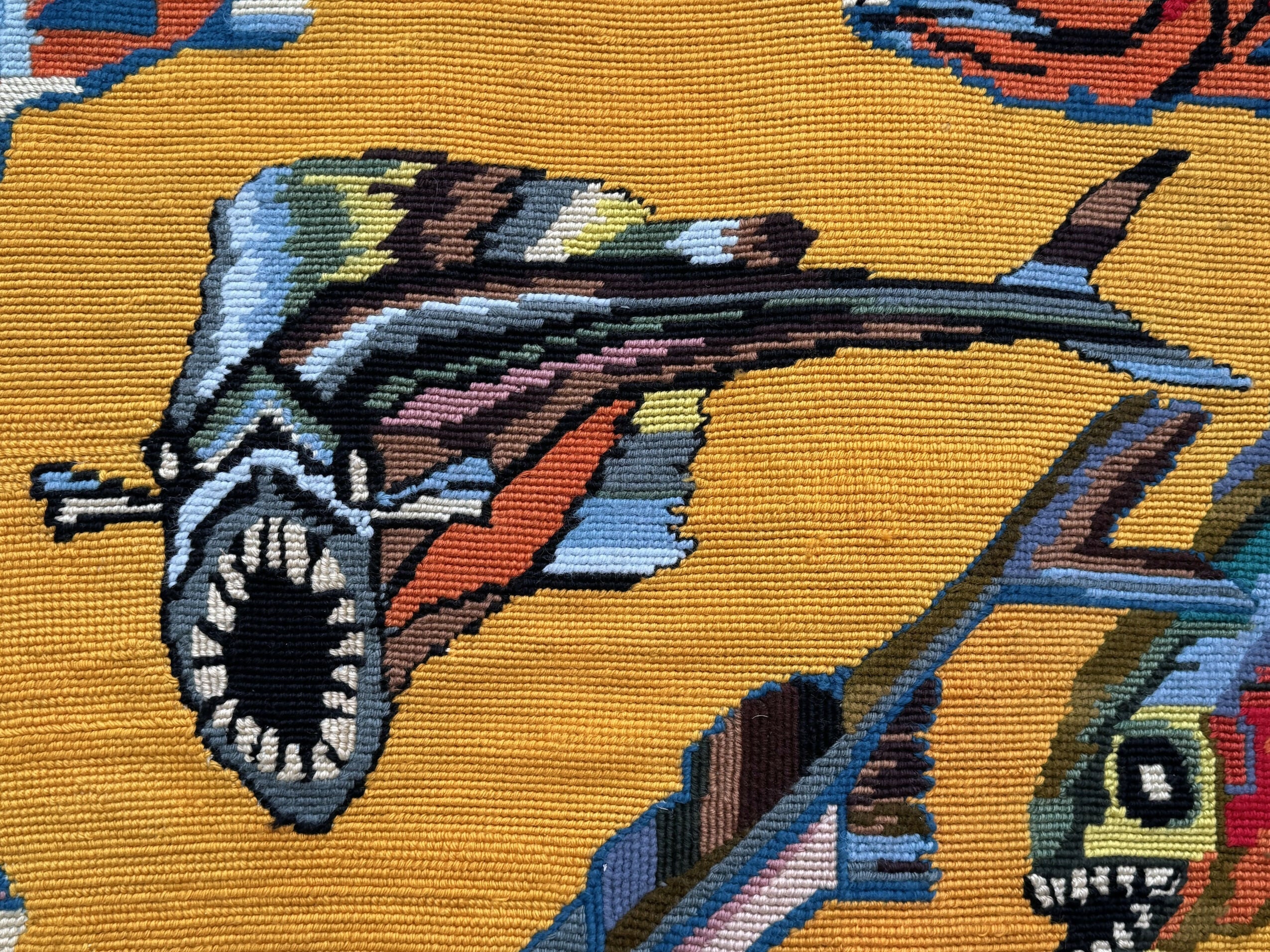 Tapeçaria Modernista retratando cardume de piranhas