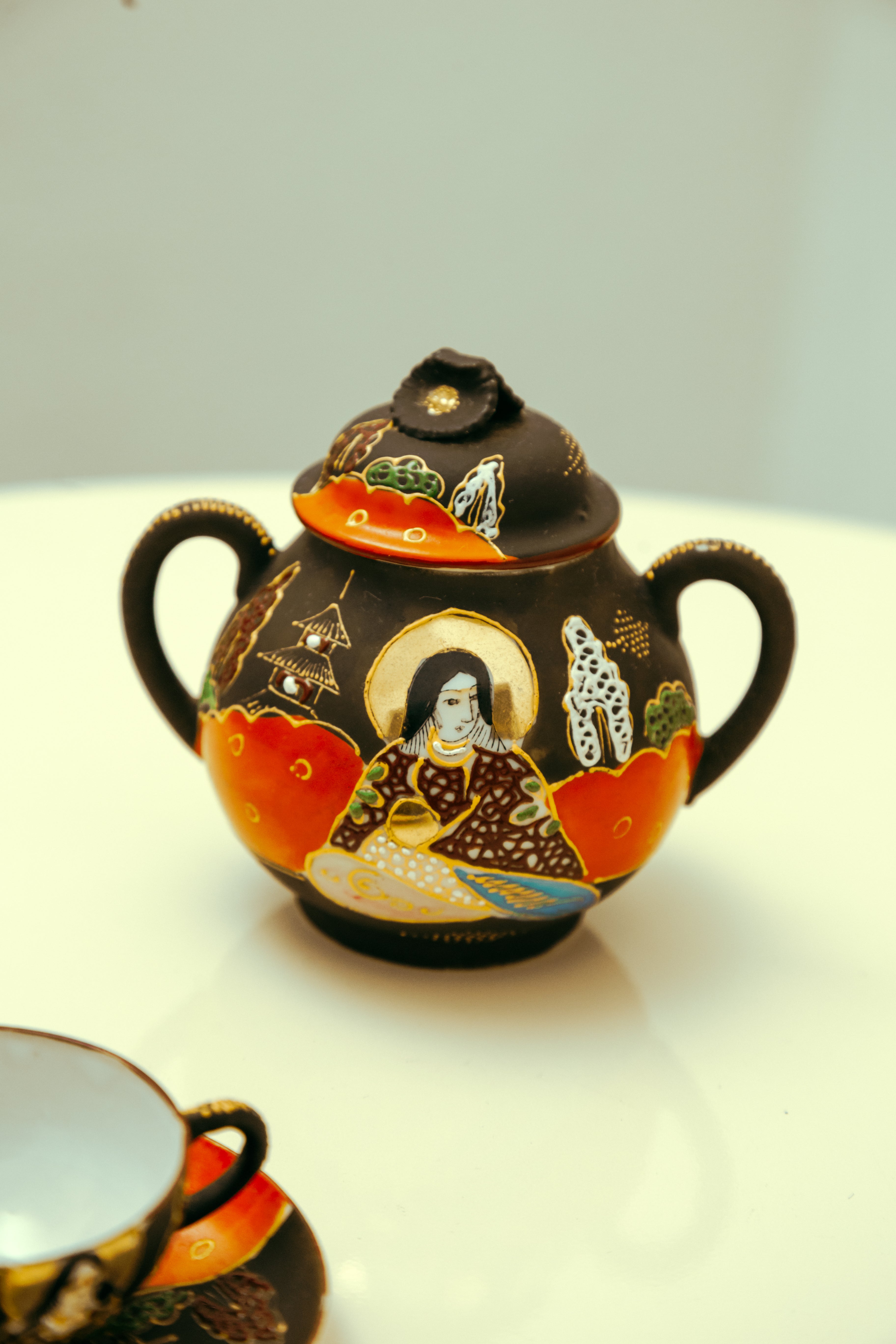 Jogo de café em porcelana japonesa casca de ovo com fundo preto 