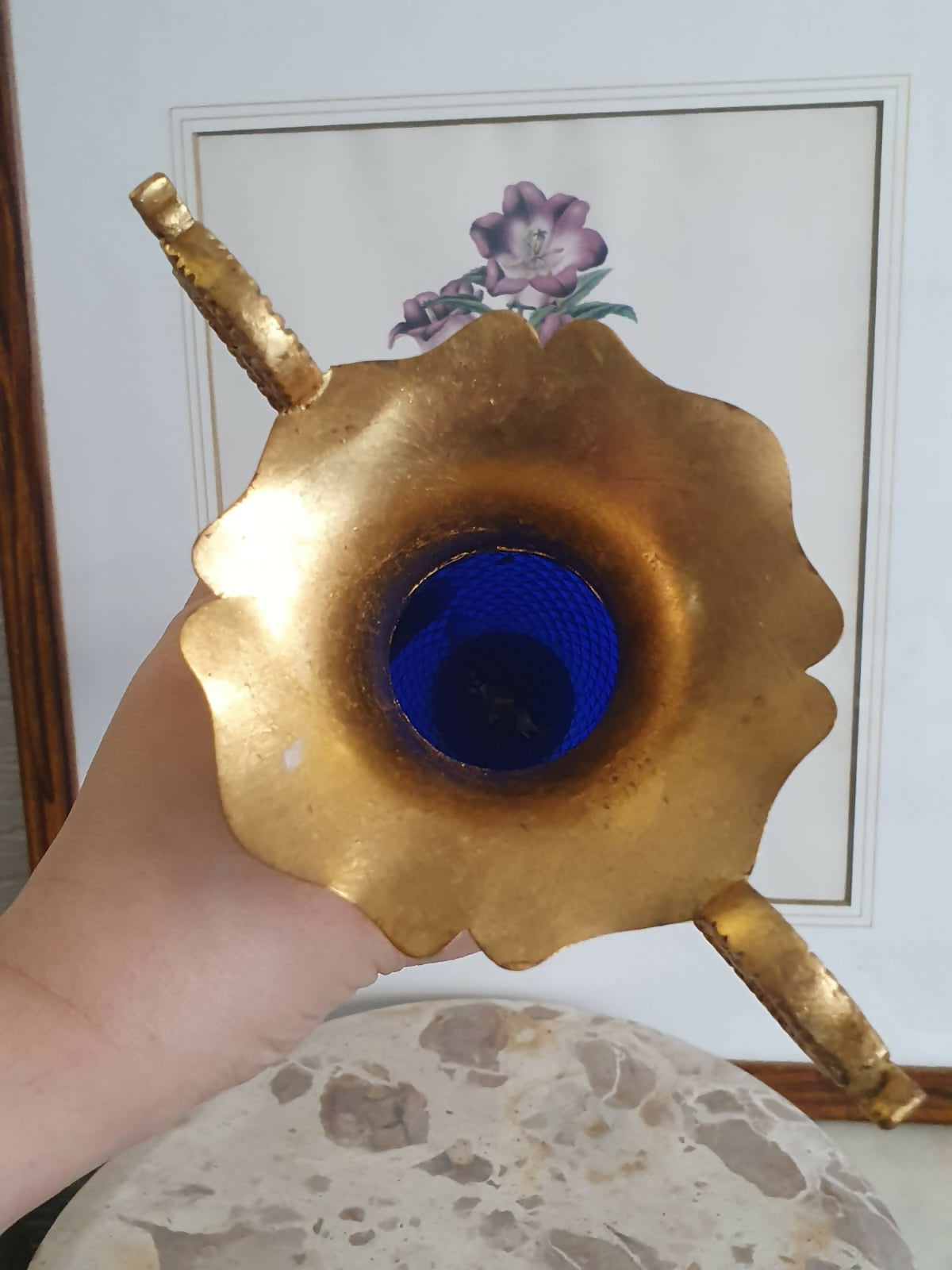 Ânfora de metal dourado com vidro bico de jaca azul cobalto. Linda!