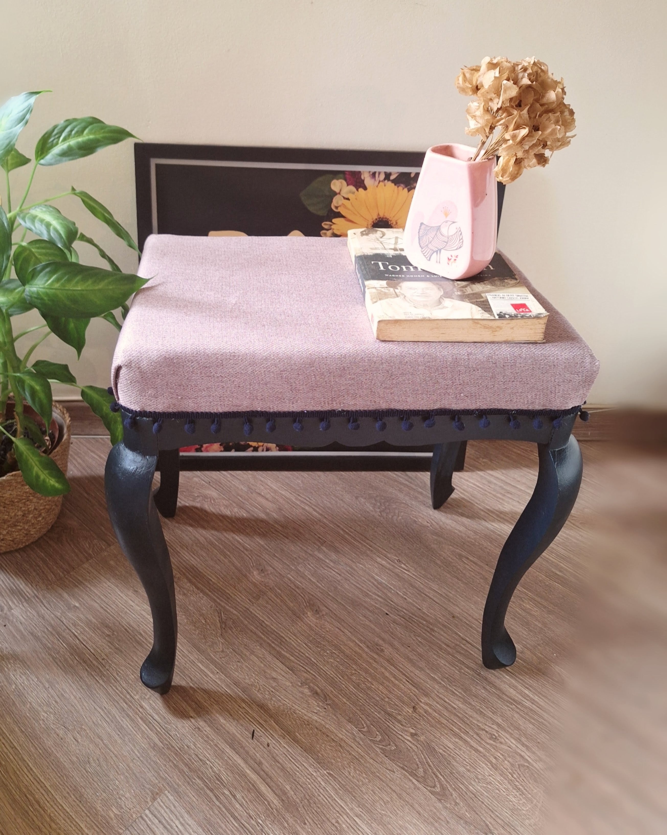 Banqueta anos 50 com estofado Rosa antigo e detalhes em azul profundo 