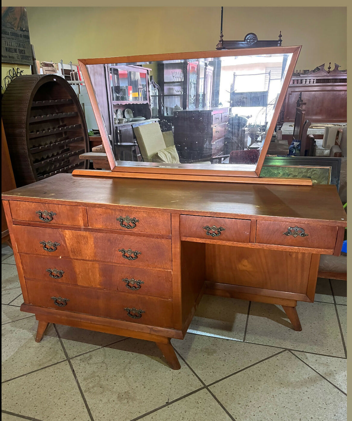 CÔMODA/ESCRIVANINHA/PENTEADEIRA ANOS 50 pés palito (temos o guarda roupas também)